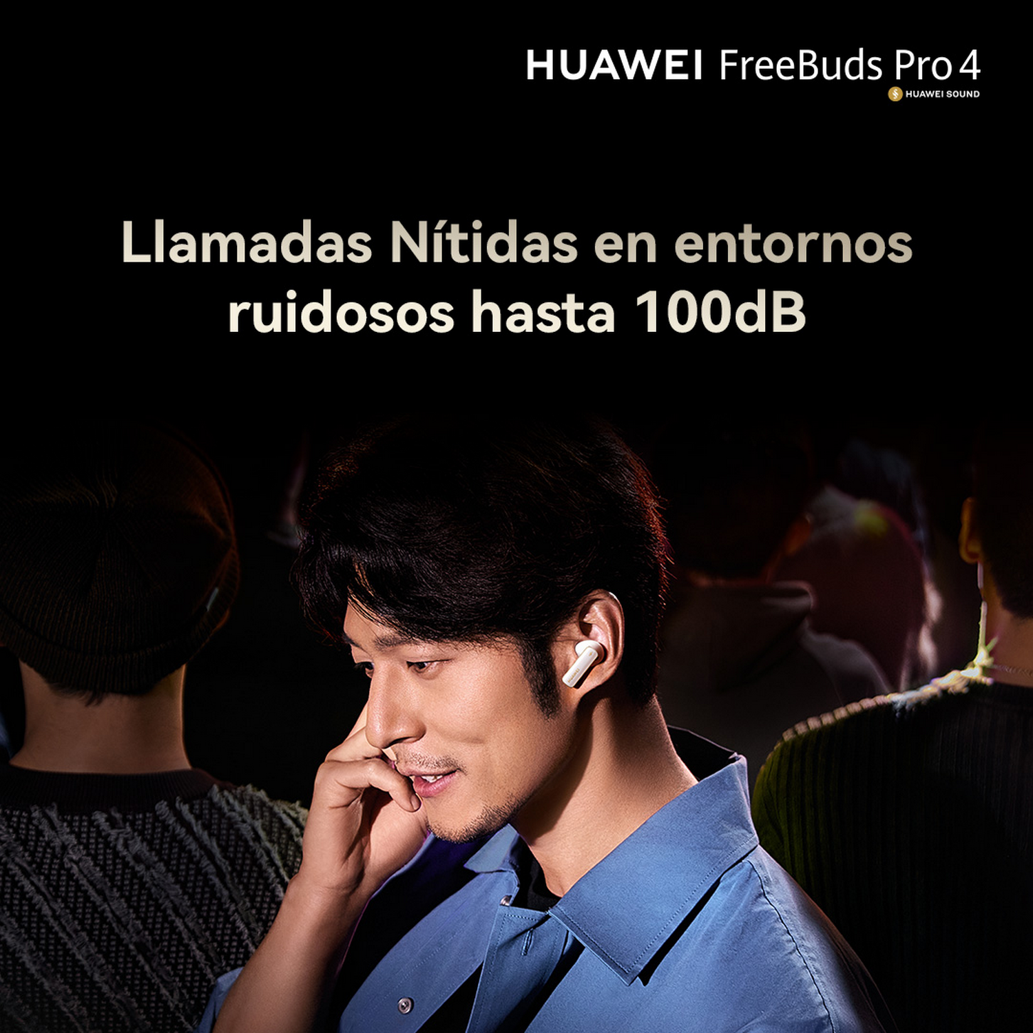 Hombre usando auriculares hablando. Texto: Llamadas claras en entornos ruidosos hasta 100dB.