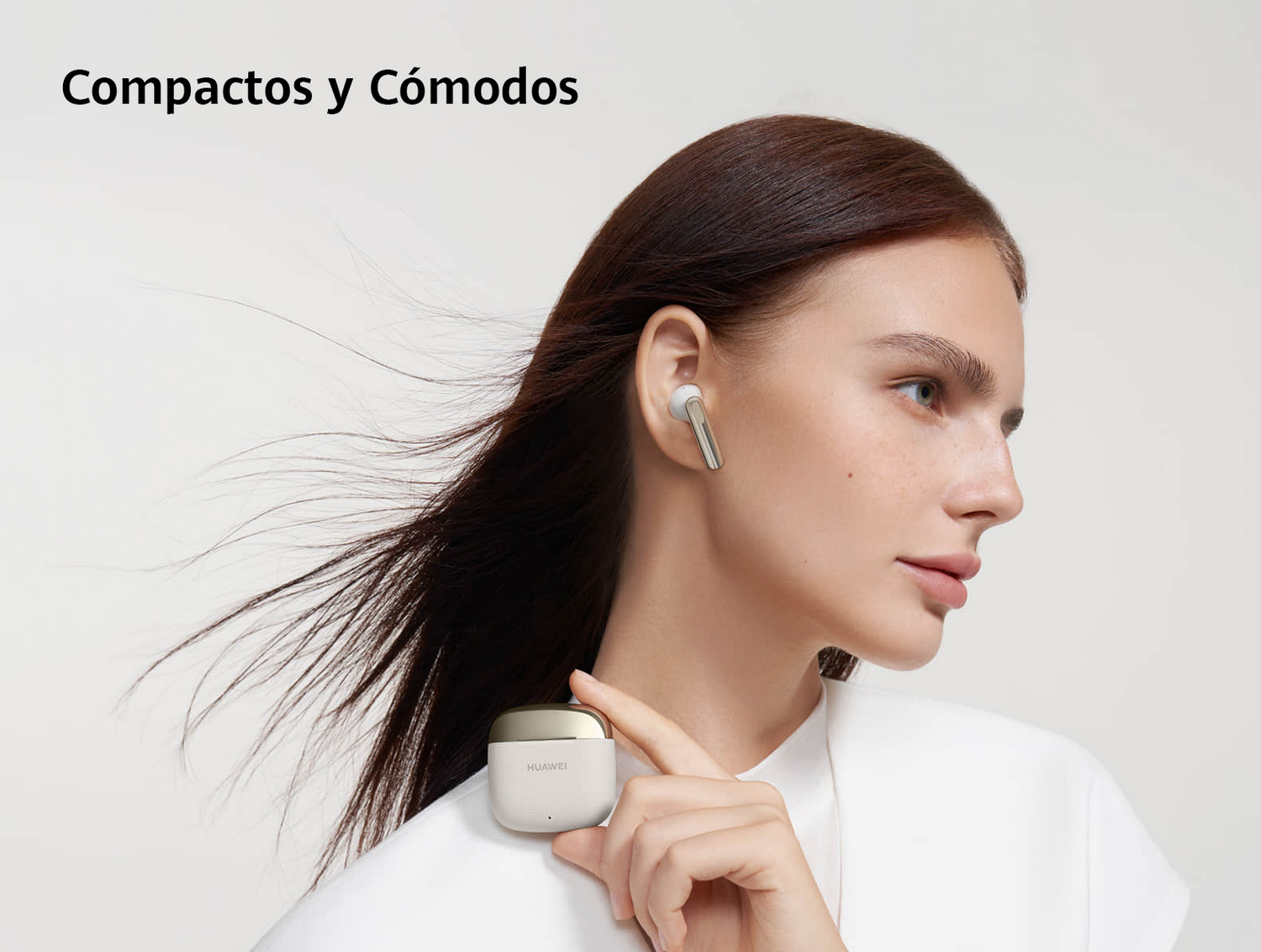 Mujer con auriculares, chaqueta blanca y sosteniendo un estuche, con texto 'Compacto y cómodo'.