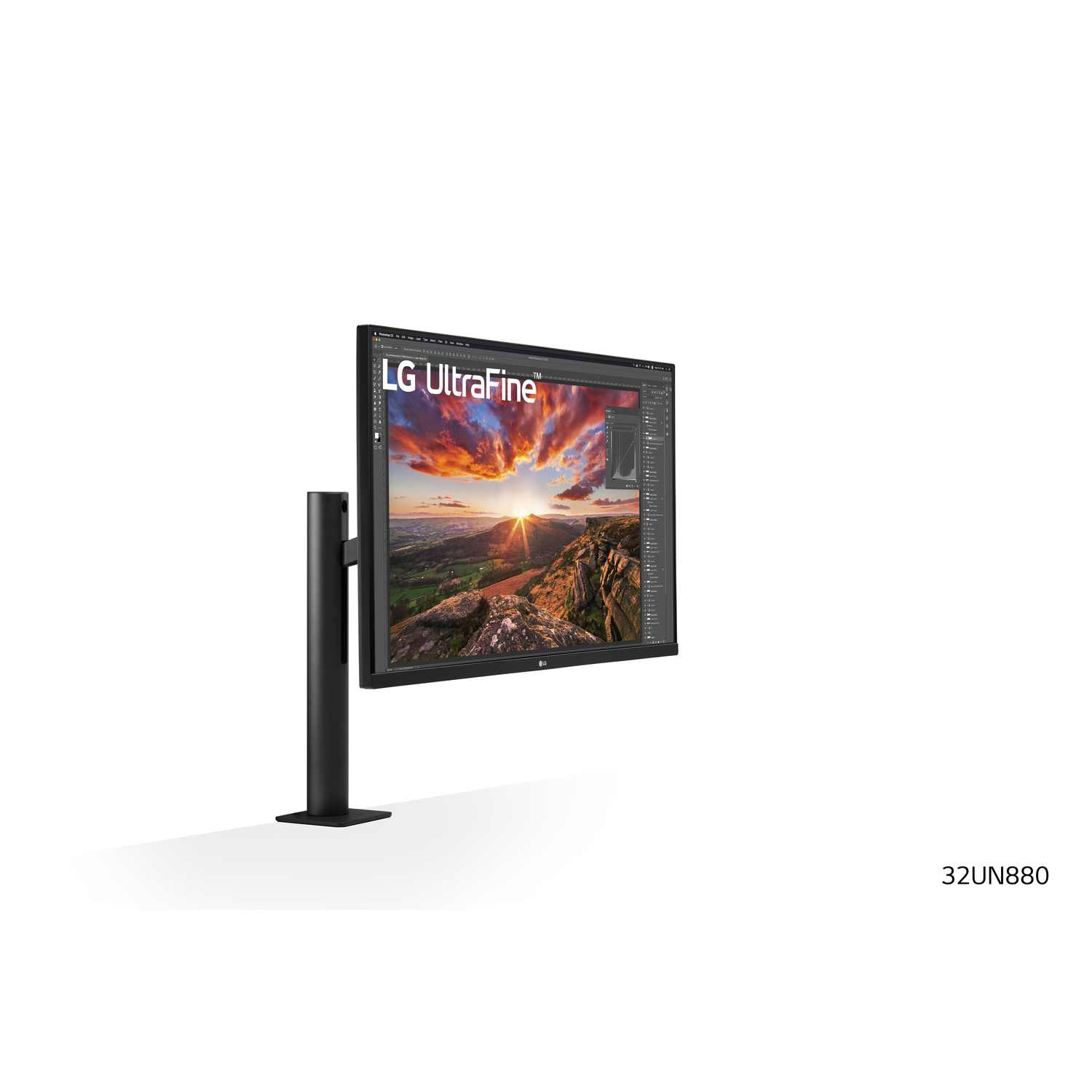 Un moniteur d'ordinateur noir affichant une image de paysage et le logo LG UltraFine sur fond blanc.