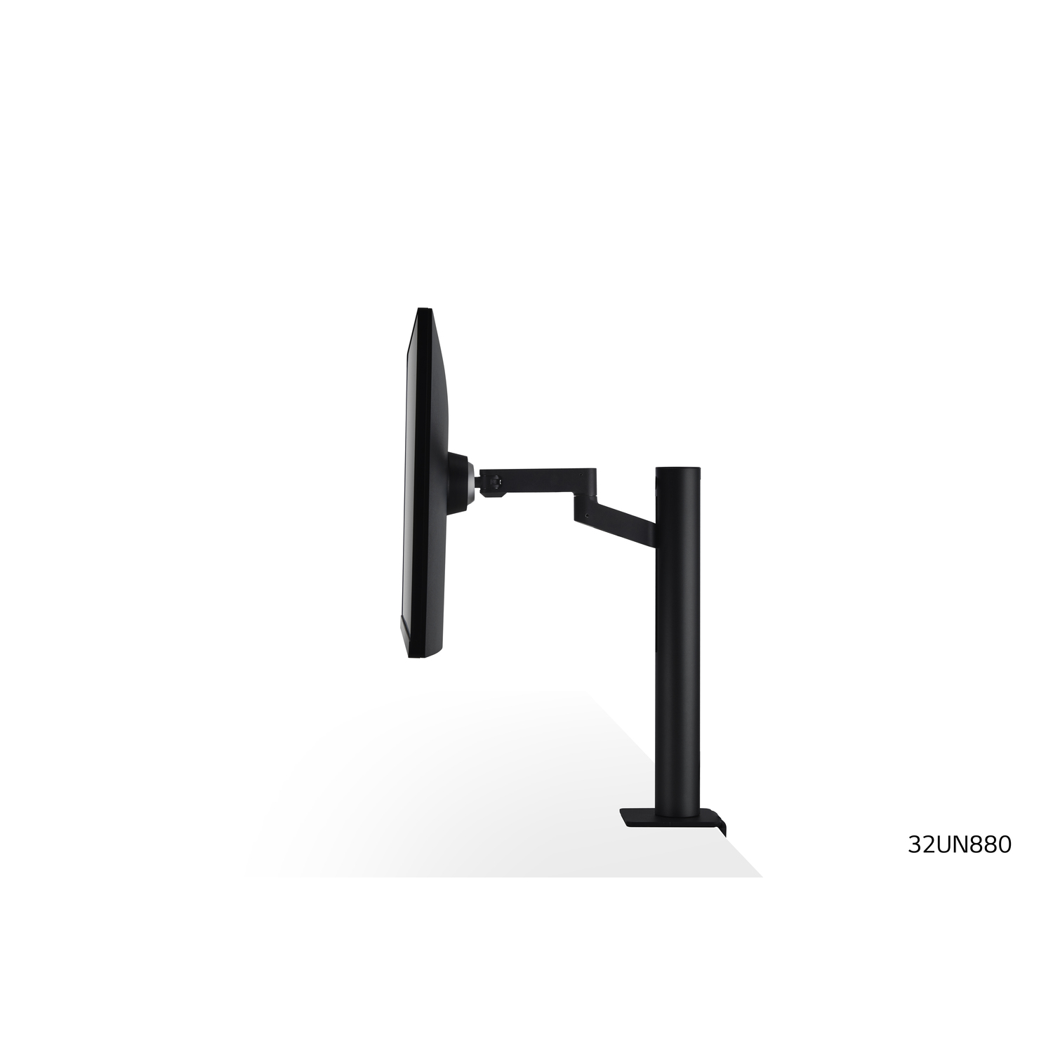 Un bras de moniteur noir sur fond blanc, vue latérale, avec un moniteur fixé.