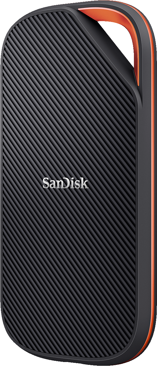 Schwarze und orangefarbene externe Festplatte von Sandisk. Schräge Ansicht.