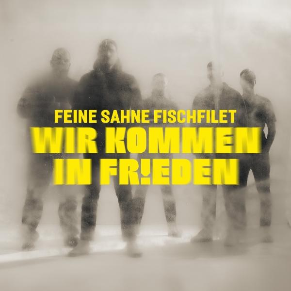 Verschwommenes Bild von fünf Personen mit Text: FEINE SAHNE FISCHFILET WIR KOMMEN IN FRIEDEN, gelbe Buchstaben.