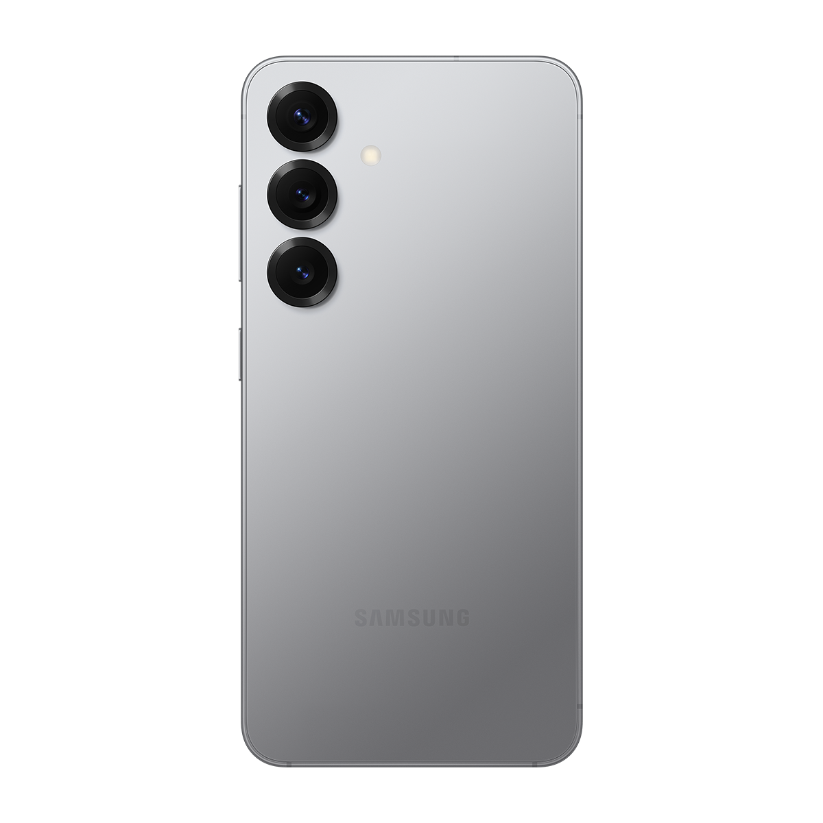 Üç kameralı gümüş telefon arkası. Samsung logosu görünür. Siyah arka plan.