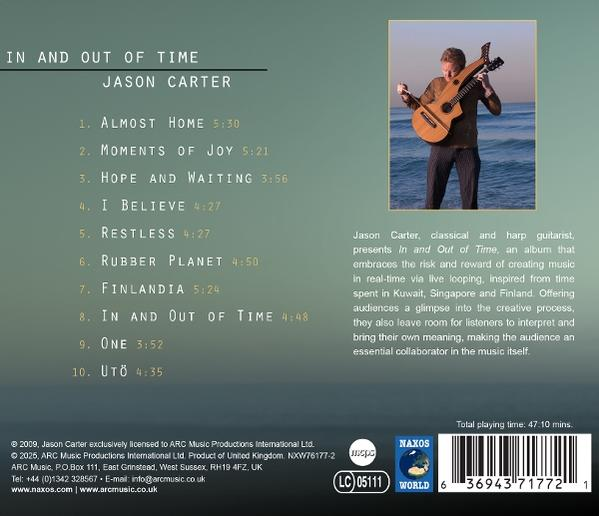 Die Rückseite einer CD mit Text und einem Foto einer Person mit Gitarre.