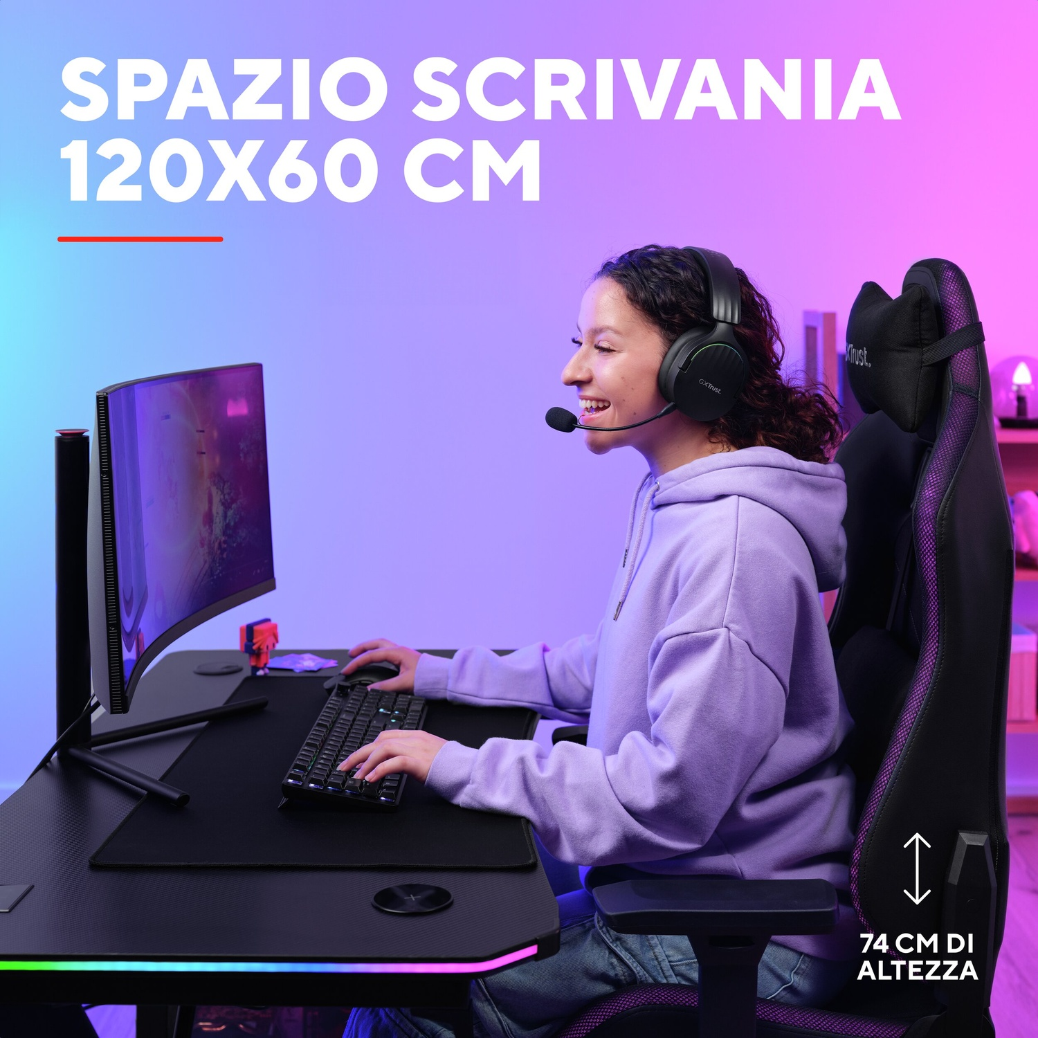Ragazza usa tastiera e monitor, seduta a una scrivania da gaming; testo: "SPAZIO SCRIVANIA 120X60 CM".