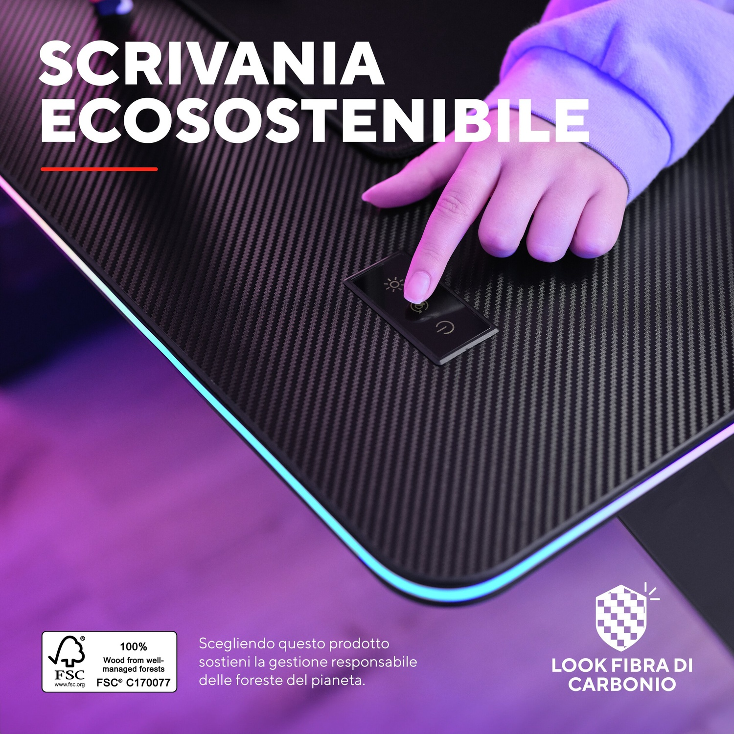 Un dito che preme un pulsante su una scrivania nera, con testo sopra.