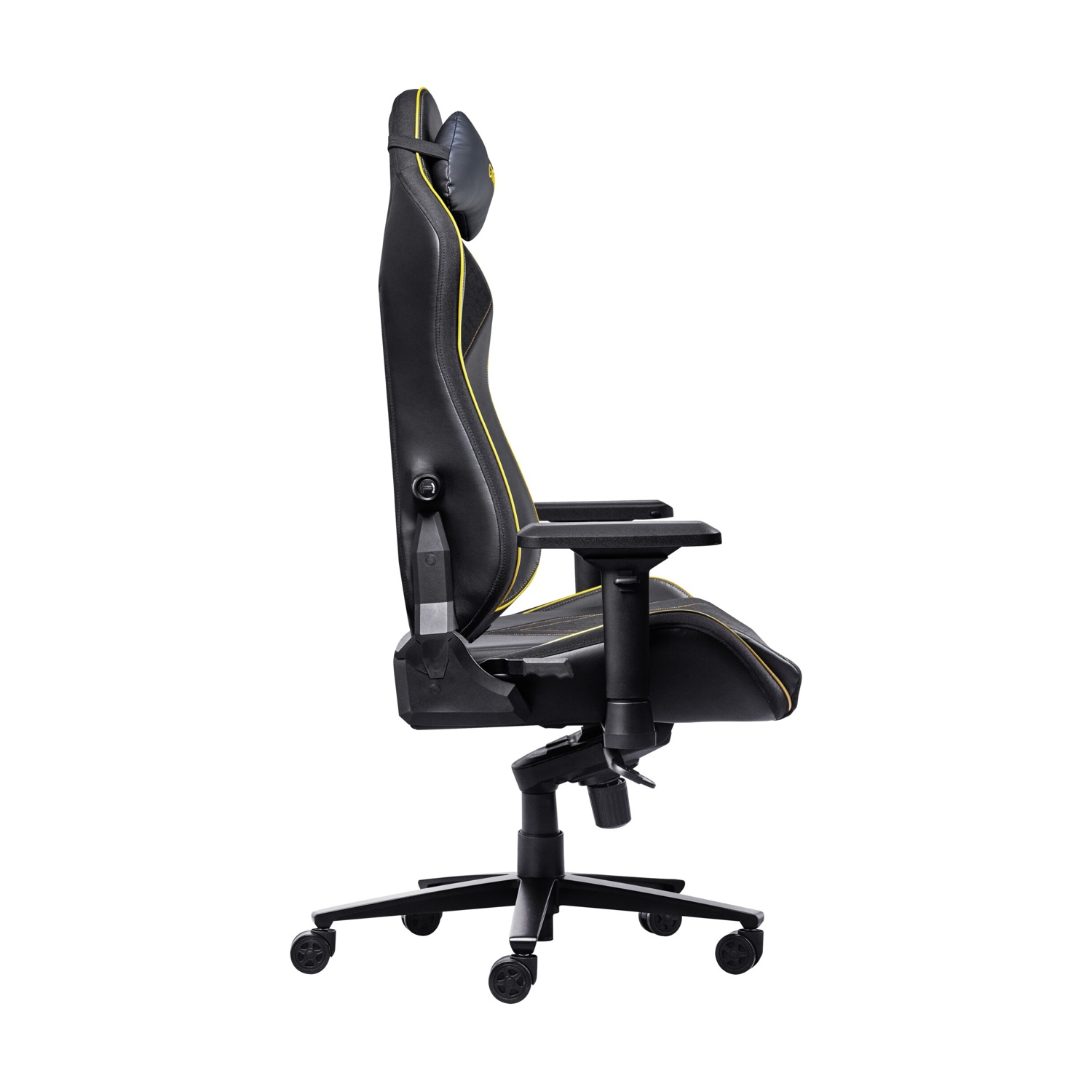 Sedia gaming nera e gialla. Vista laterale su sfondo bianco.