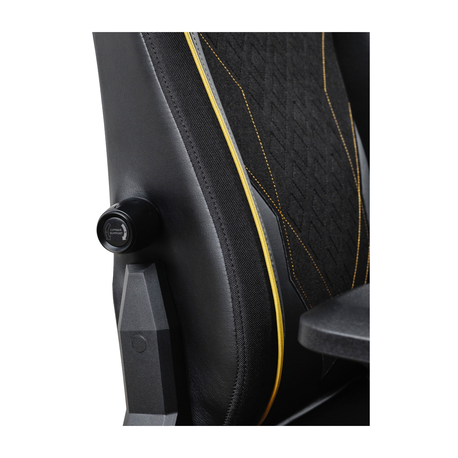 Primo piano di una sedia da gioco nera con finiture gialle, che mostra il lato con un quadrante di regolazione del supporto.