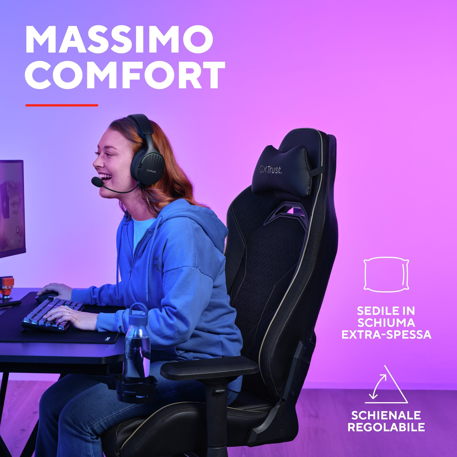 Una donna che utilizza una sedia da gioco, indossa un auricolare, con un computer e una bottiglia d'acqua nelle vicinanze, che pubblicizza il comfort.
