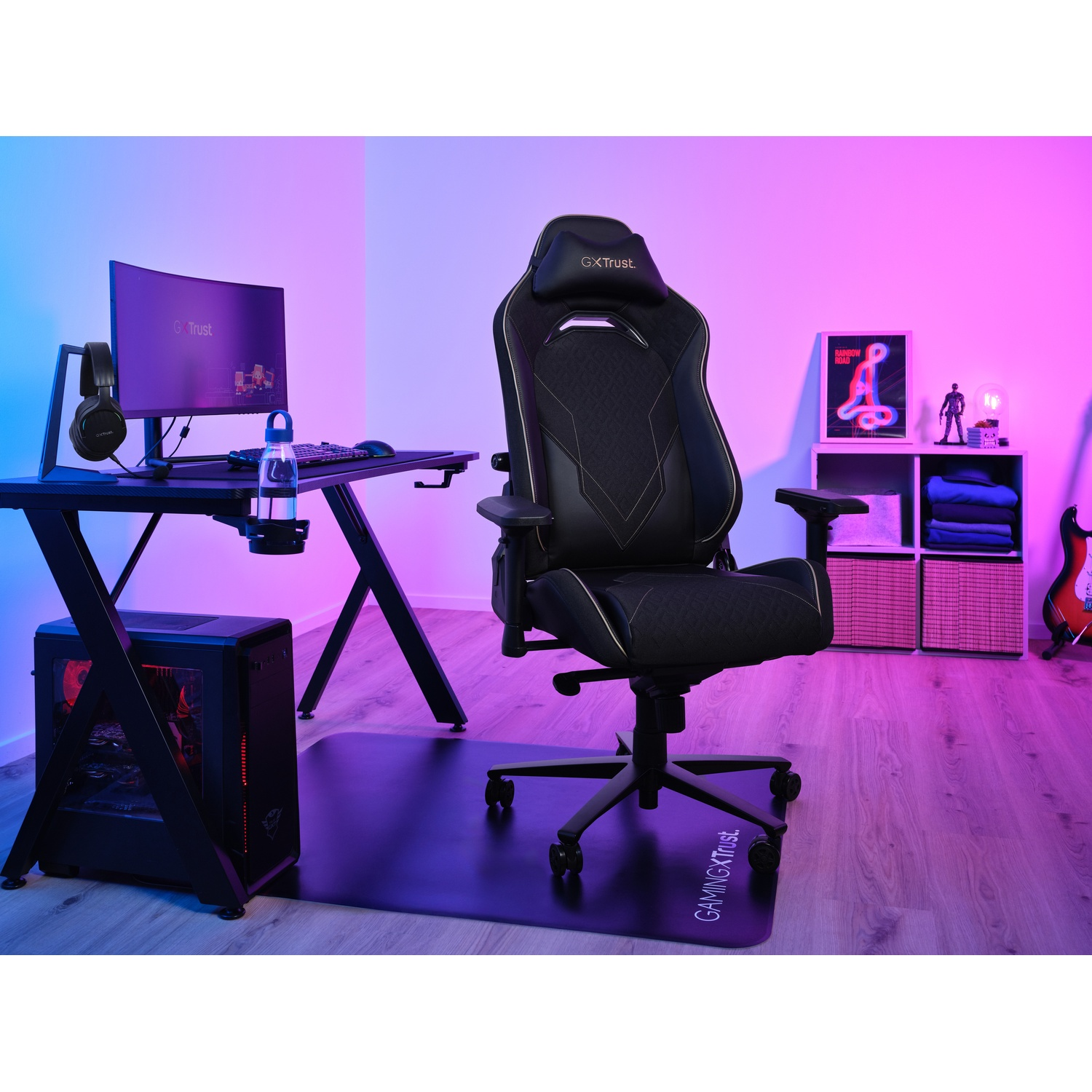 Configurazione di gioco con sedia, scrivania, PC, monitor e accessori.