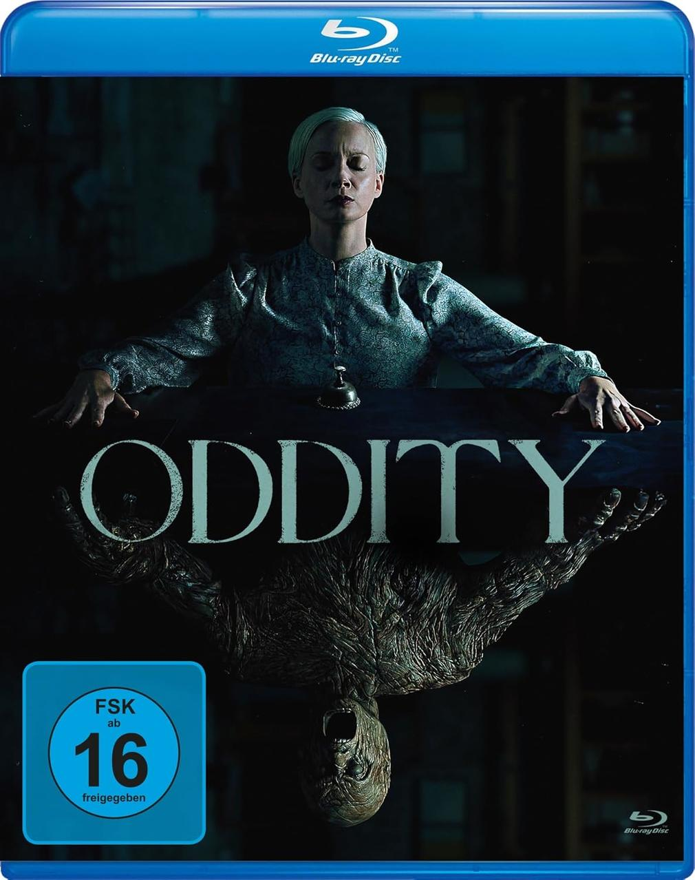 Ein Blu-ray Disc Cover mit einer Frau und einem Monster, das sie anschaut. Der Film heißt Oddity.