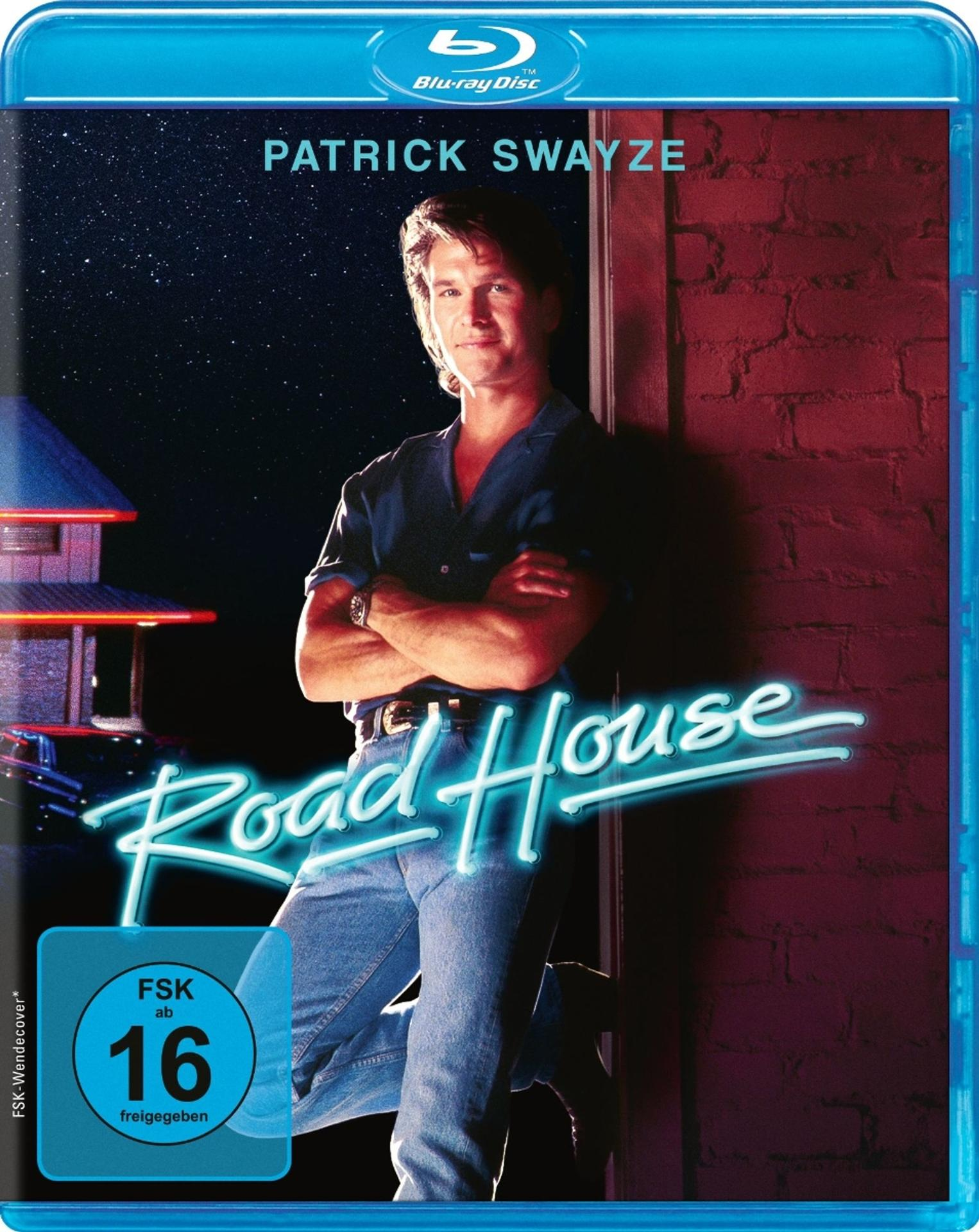 Road House Filmcover mit Patrick Swayze, blaue Lichter und eine rote Backsteinmauer.