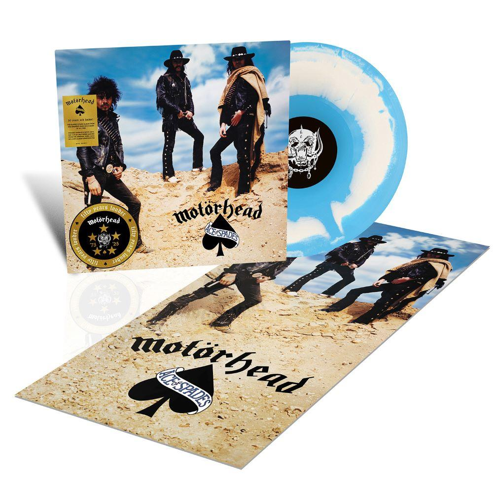 Motorhead-Albumcover: Band in Schwarz, eine blau-weiße Vinyl-Schallplatte und ein Poster mit dem Ace of Spades-Logo.