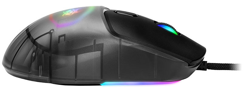 Widok z boku czarnej myszy do gier z podświetleniem RGB na czarnym tle.