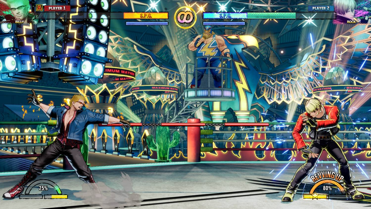 Dos luchadores en un juego de lucha, escenario colorido con público.