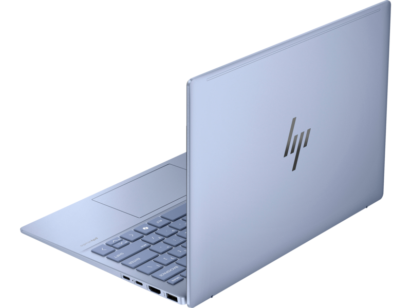 Kék HP laptop kissé nyitva, látható billentyűzettel. A laptop hátulja a kamerának fordul.
