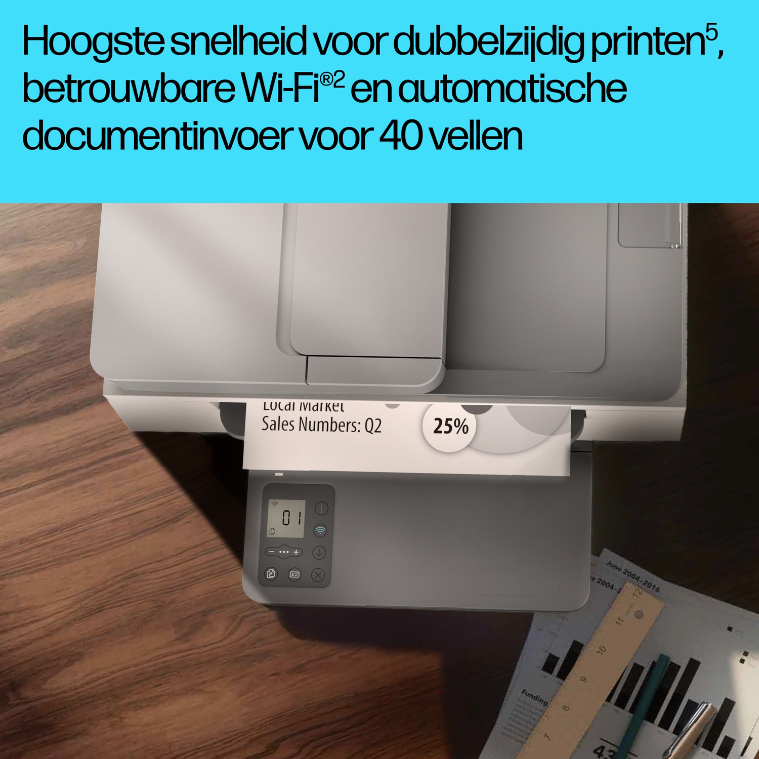 Wit-grijze printer met een bedrukt papier in de lade.