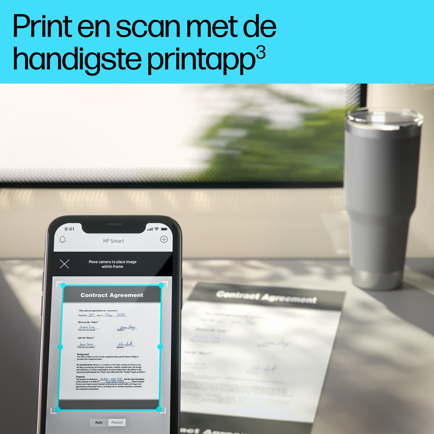 Een smartphone scant een contractovereenkomst, naast een beker.