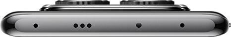 Egy szürke okostelefon alja hangszórólyukakkal és USB-C porttal. Közelkép.
