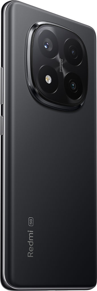 Fekete telefon négy hátsó kamerával. A telefonon ezüstszínű kör van a kamerák körül.