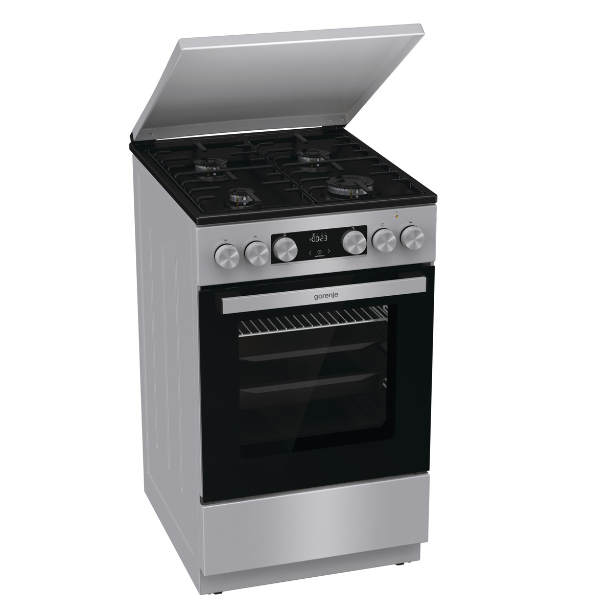 Egy ezüst gáztűzhely négy égővel, fekete főzőlappal és nyitott fedéllel. A sütőajtó fekete.