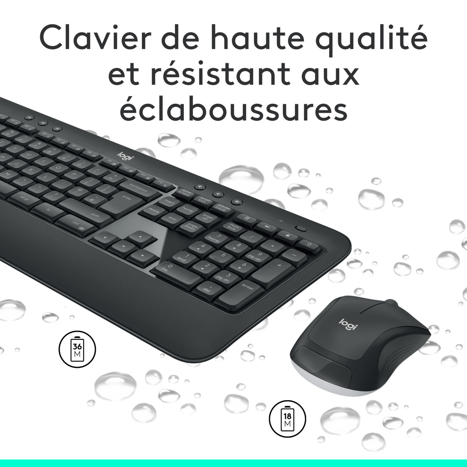 Ensemble clavier et souris noirs. Gouttes d'eau blanches en arrière-plan.