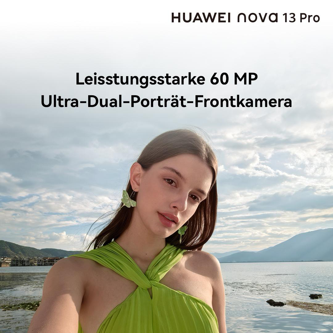 Eine Frau in einem grünen Kleid lächelt in die Kamera, am See, mit Bergen im Hintergrund.