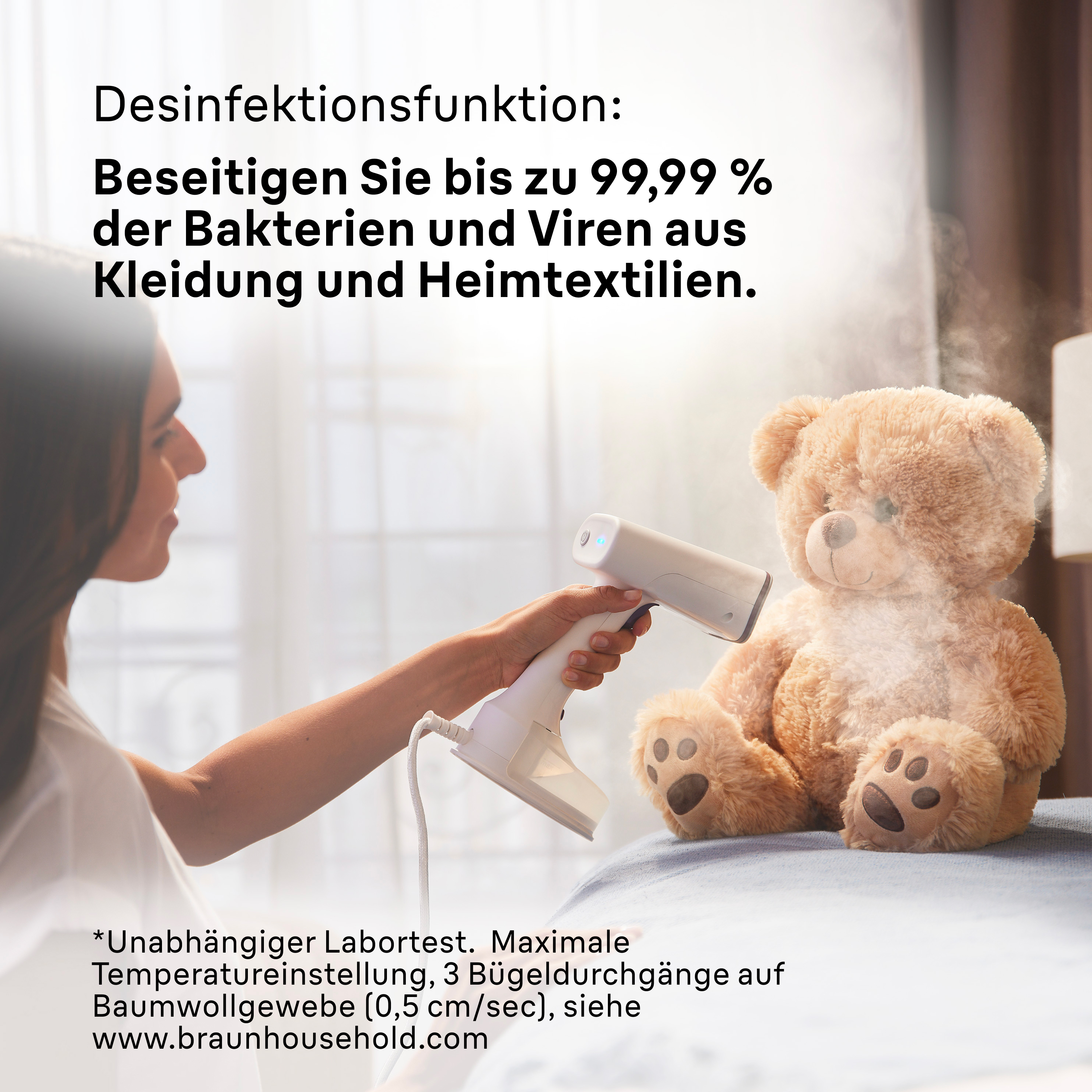 Eine Frau sprüht einen Teddybären mit einem Reinigungsgerät ein. Der Text besagt, dass es bis zu 99,99 % der Bakterien und Viren abtötet.
