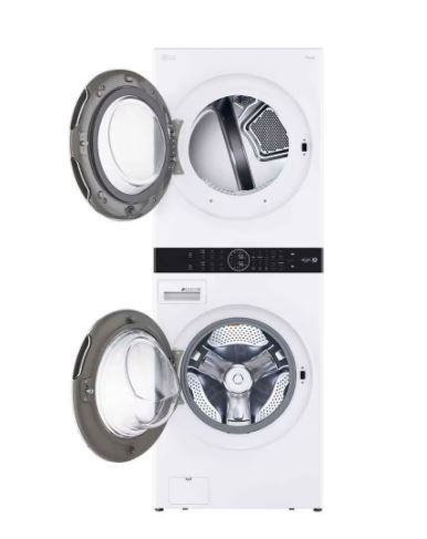 Beyaz bir LG çamaşır makinesi ve kurutucu üst üste. Kurutucu kapısı açık. Beyaz bir arka plan üzerinde.