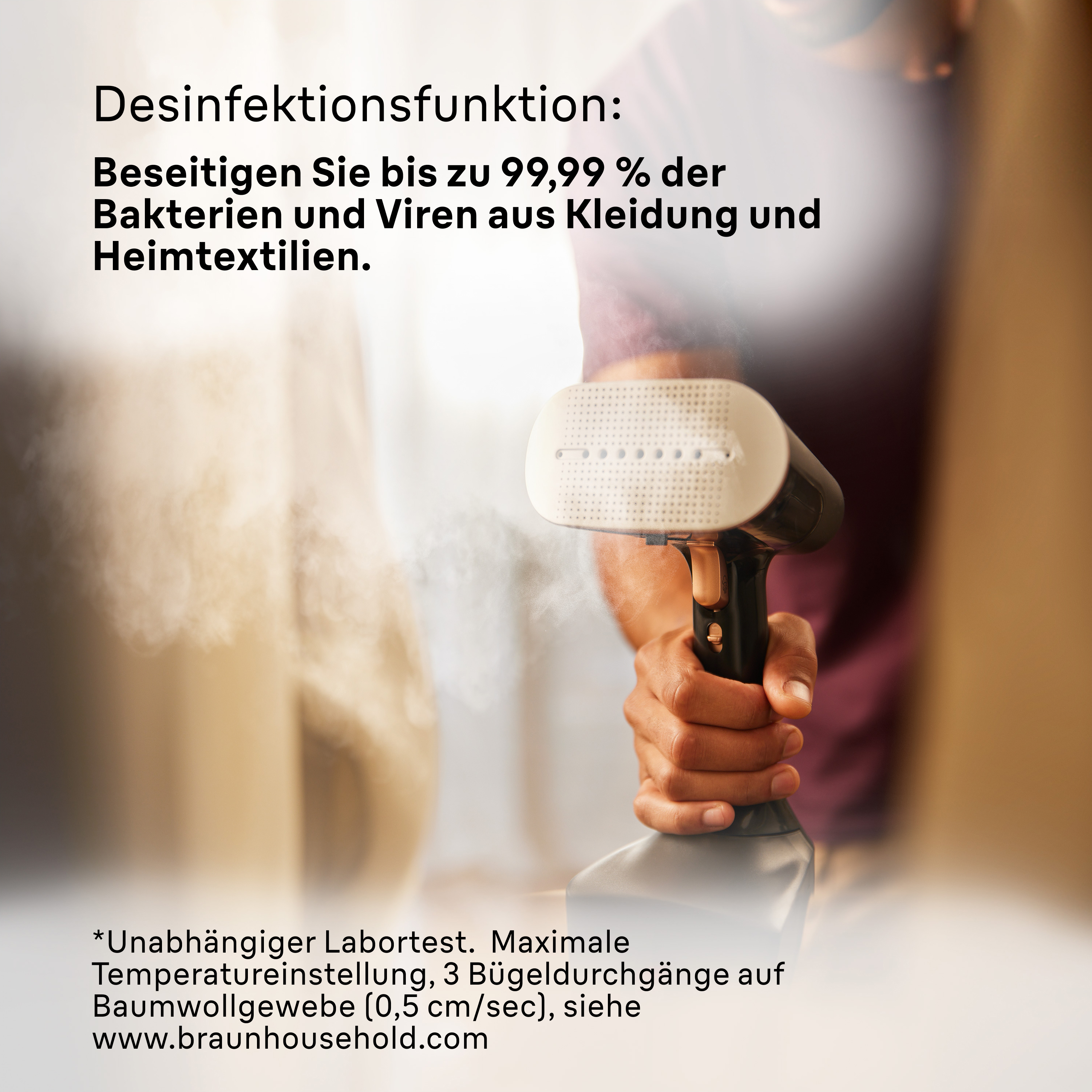 Mann hält Dampfreiniger. Text über Bakterien- und Virenentfernung.