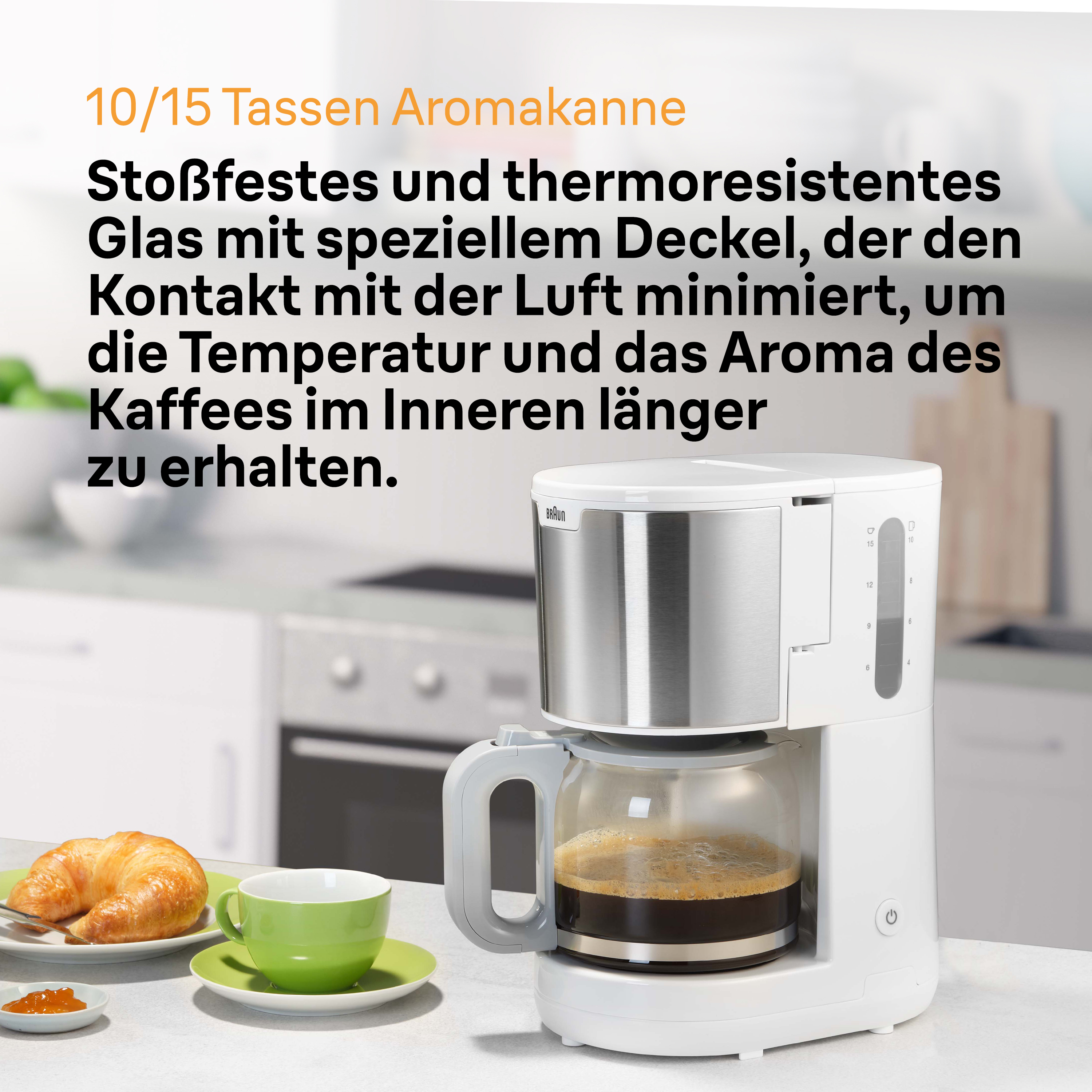 Kaffeemaschine, Tasse und Croissant auf weißer Oberfläche. Grüner Teller.