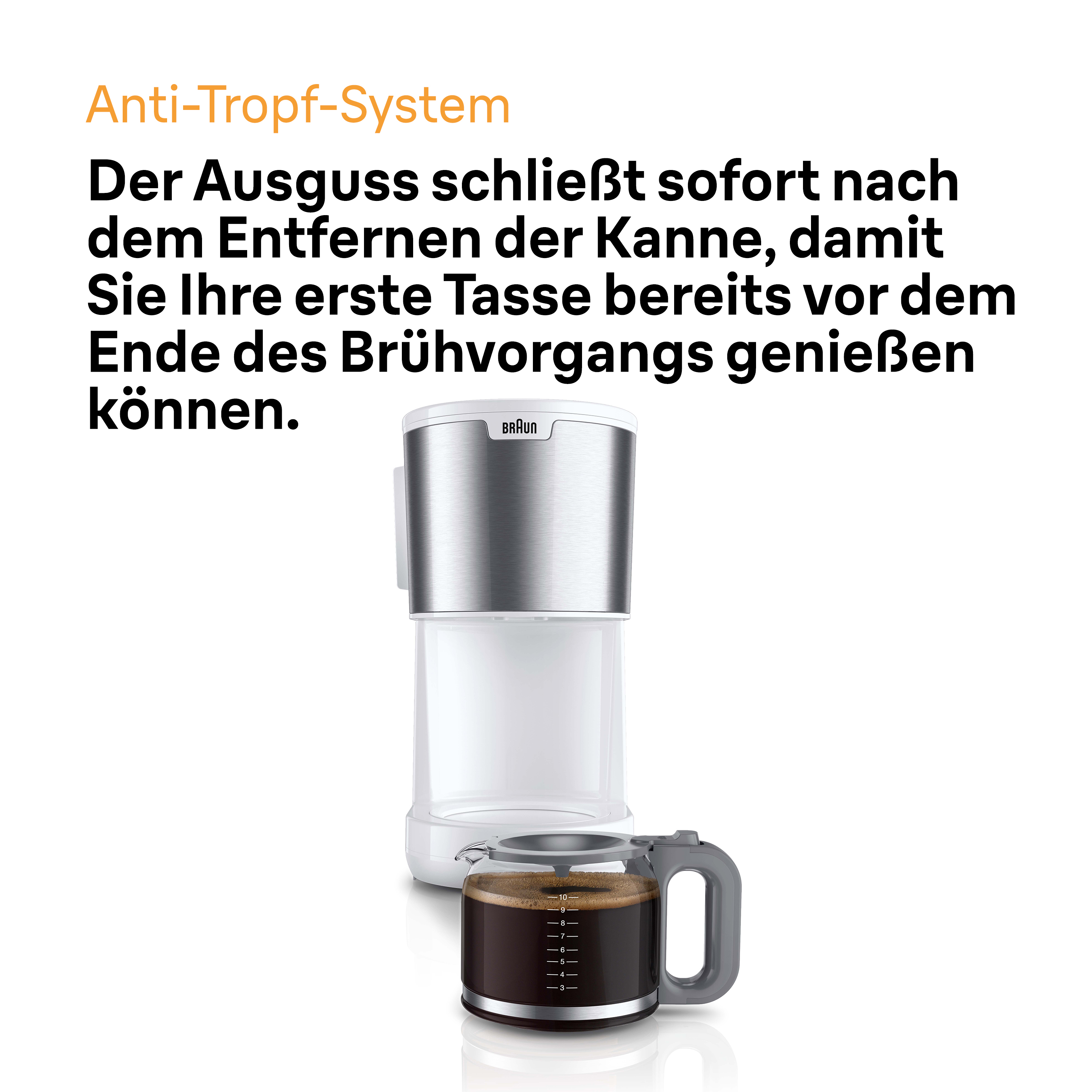 Kaffeemaschine mit Glaskaraffe. Die Karaffe ist mit Kaffee gefüllt. Weiße und silberne Komponenten.