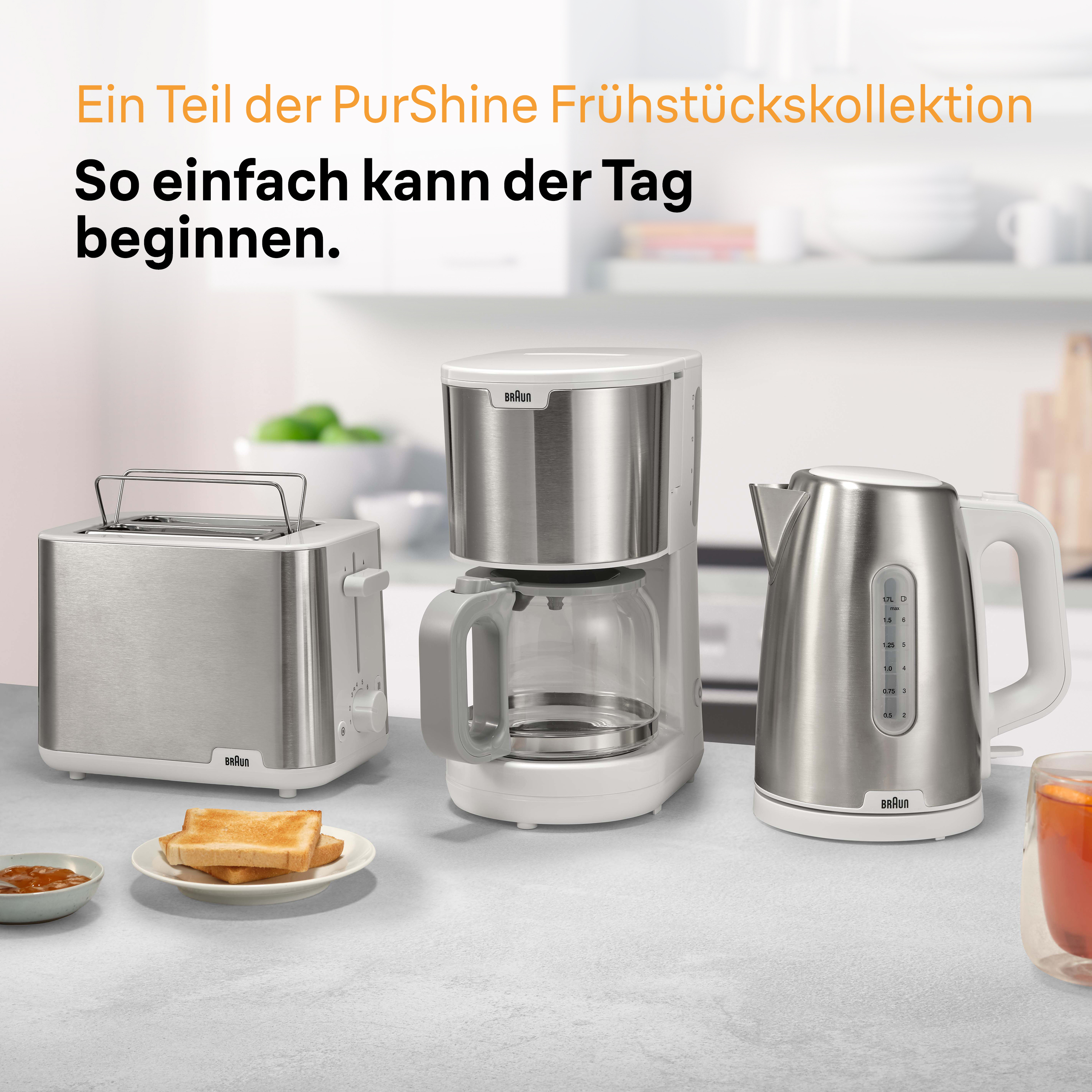 Küchenszene mit Toaster, Kaffeemaschine und Wasserkocher. Toast auf einem Teller. Alles ist silber.