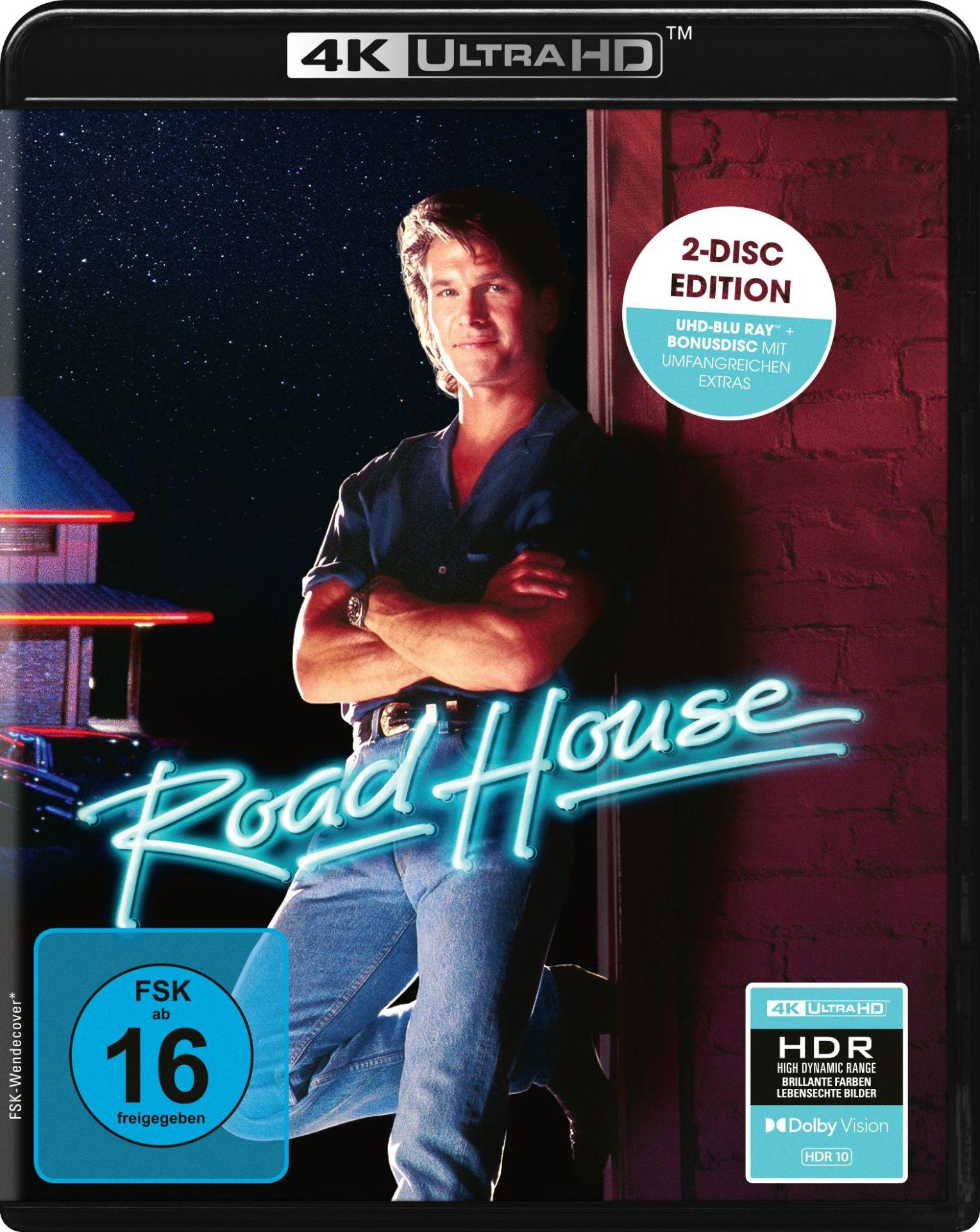 Road House Filmcover: Patrick Swayze, blauer Neon-Titel, Nachthimmel.
