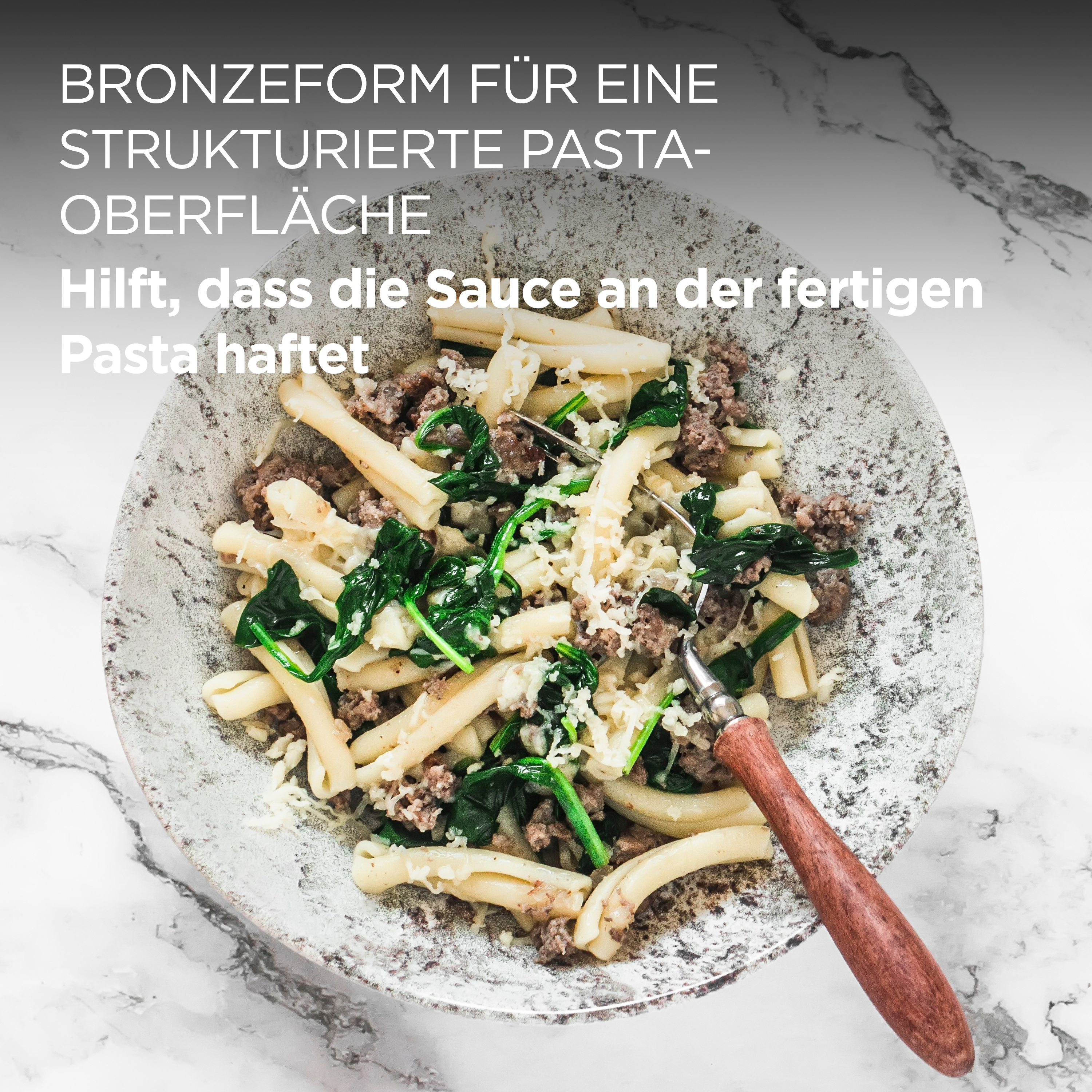 Pastagericht mit Fleisch und Spinat. Die Pasta ist röhrenförmig, die Soße haftet gut.