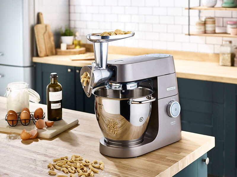 Eine Küche mit einem Mixer, Eiern, Öl und Teig.