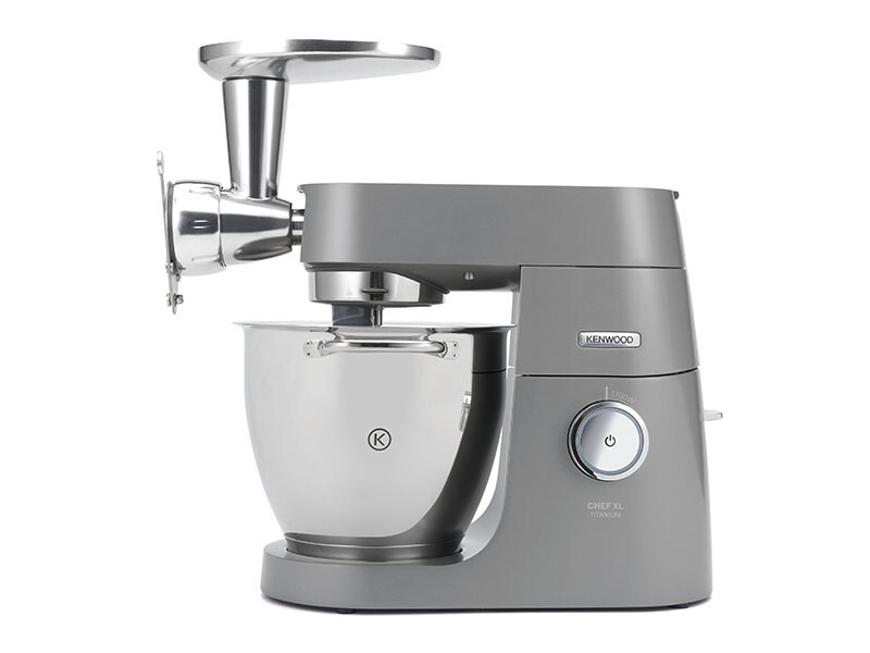 Graue Kenwood Küchenmaschine mit Fleischwolf. Sie hat eine Edelstahlschüssel.