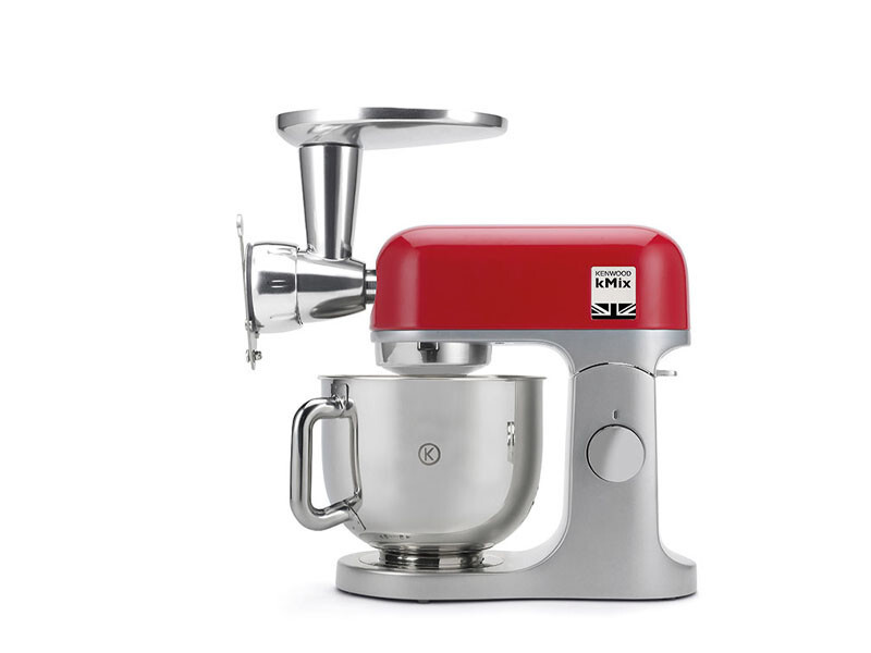 Kenwood Kmix Küchenmaschine mit Fleischwolf-Aufsatz. Sie ist rot und silber. Weißer Hintergrund.