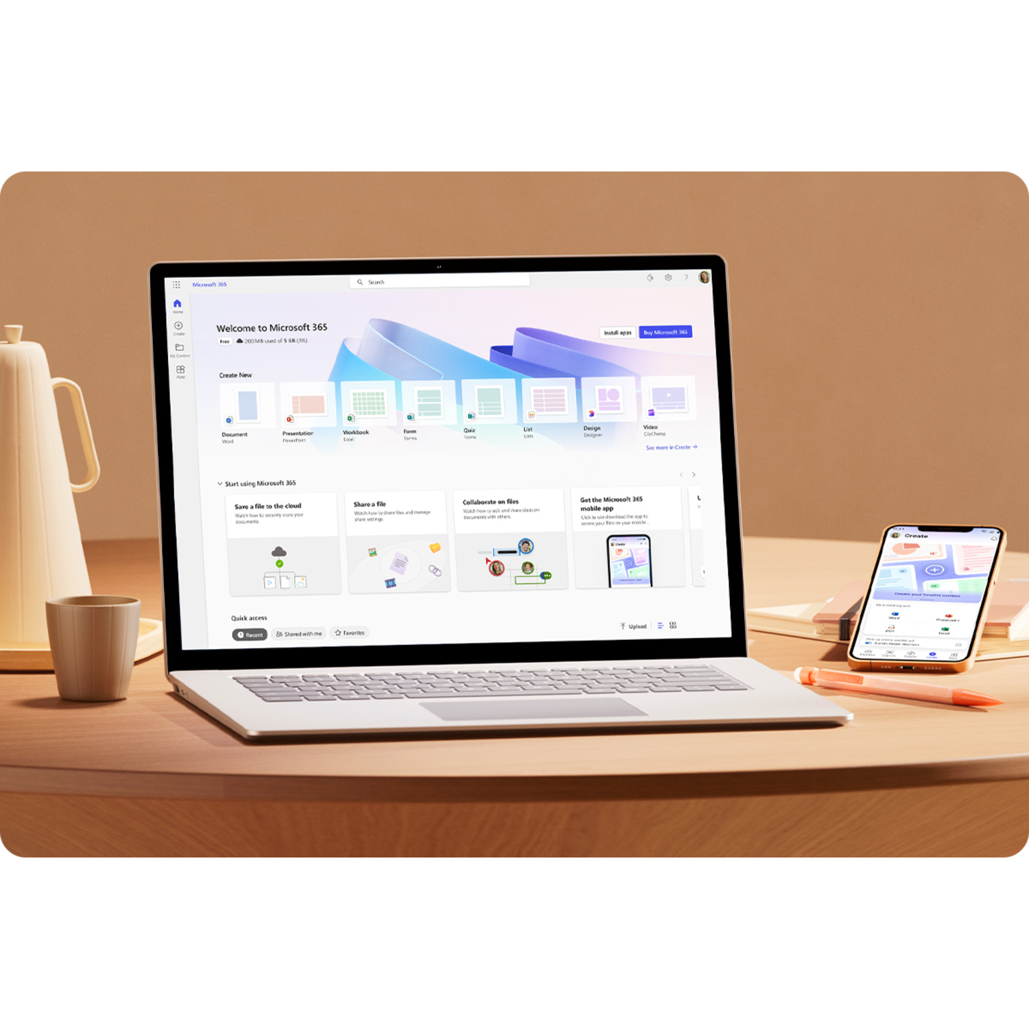Laptop met Microsoft 365. Telefoon, pen, koffiekopje en waterkan op houten tafel.