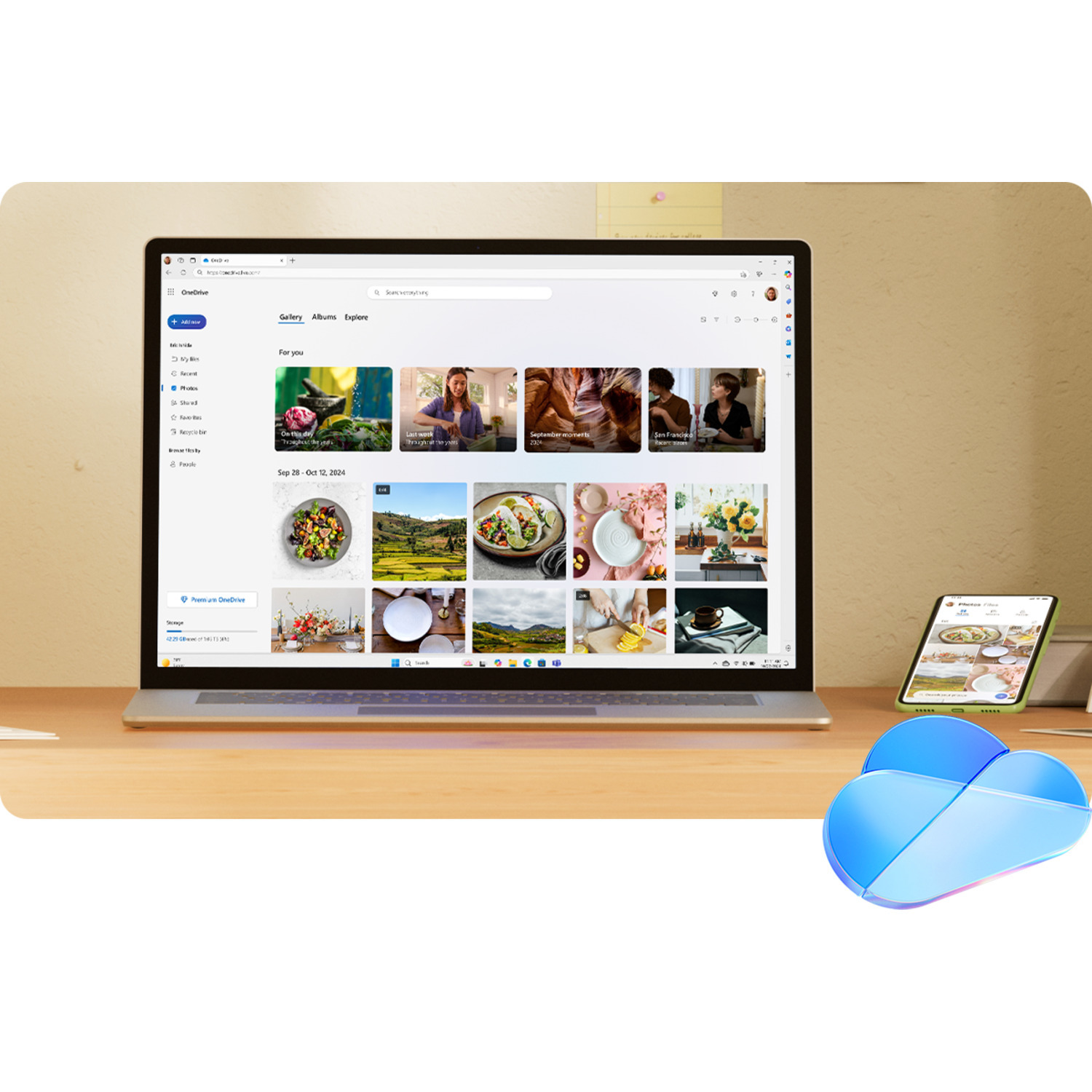 Laptop, tablet en cloud-icoon op een houten bureau. Het scherm toont een website.