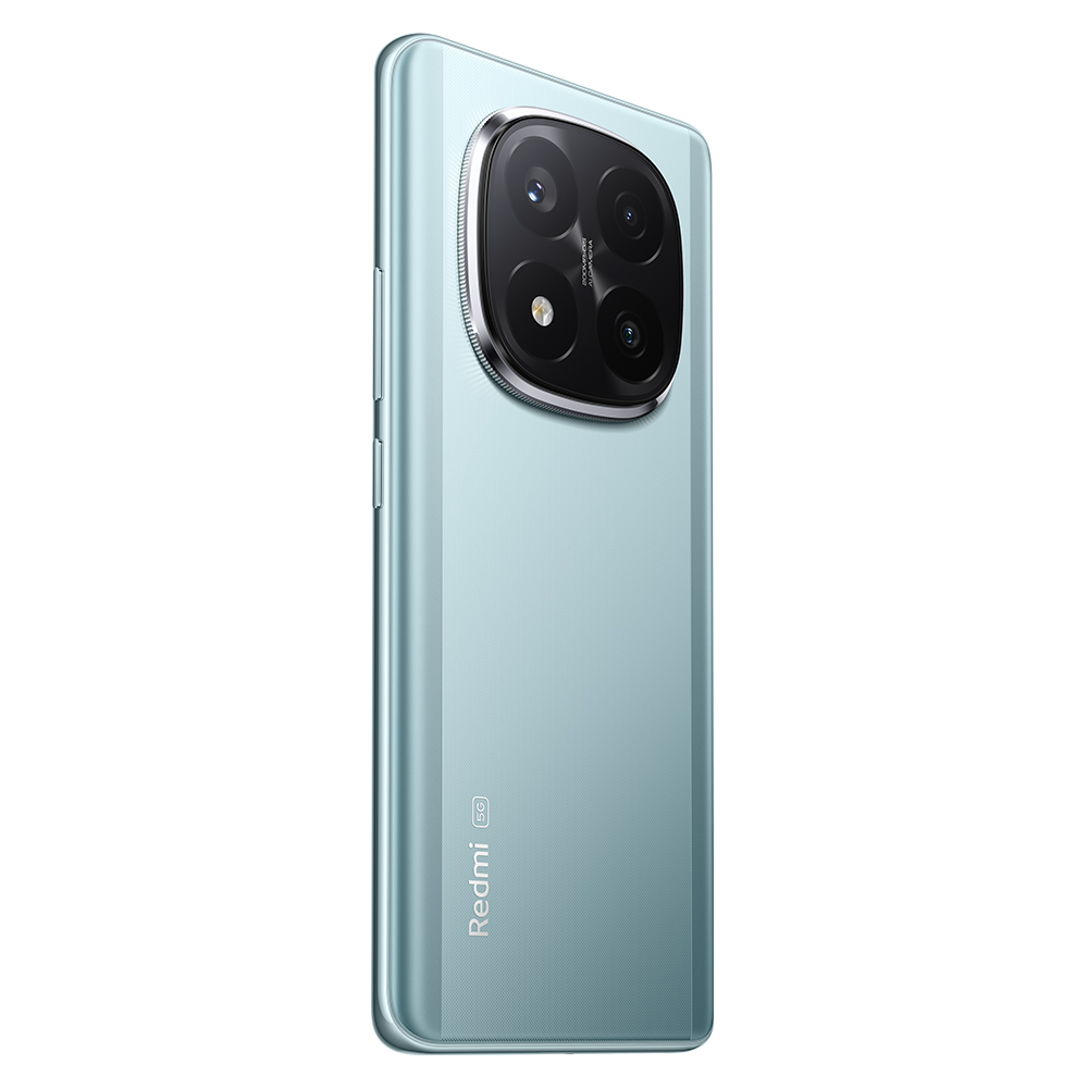 Açık mavi telefon, arka görünüm. Üç lensli büyük kamera modülü. Redmi 5G logosu.
