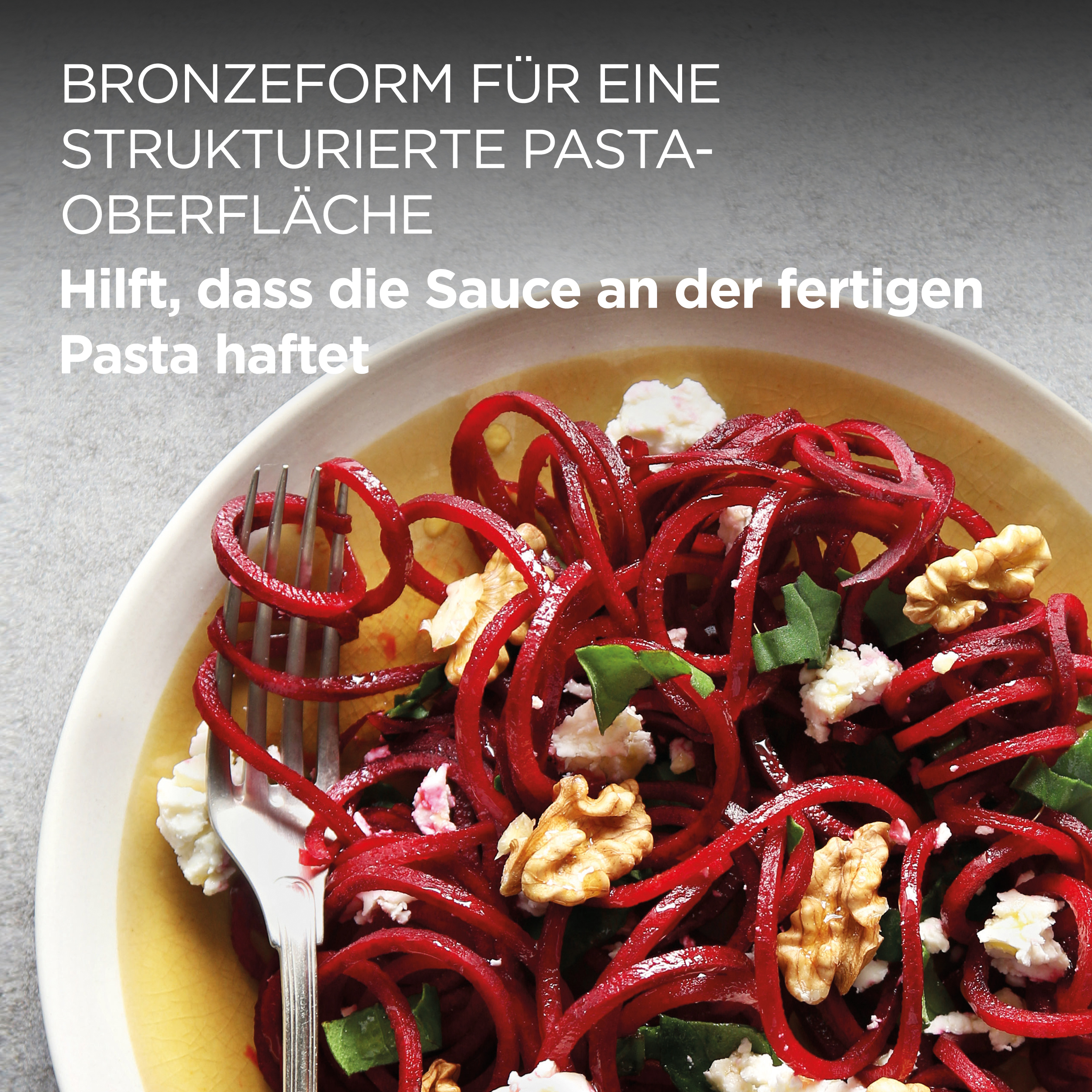 Ein Teller mit Rote-Bete-Nudeln mit Walnüssen und Käse. Text auf Deutsch. Eine Gabel liegt auf dem Teller.