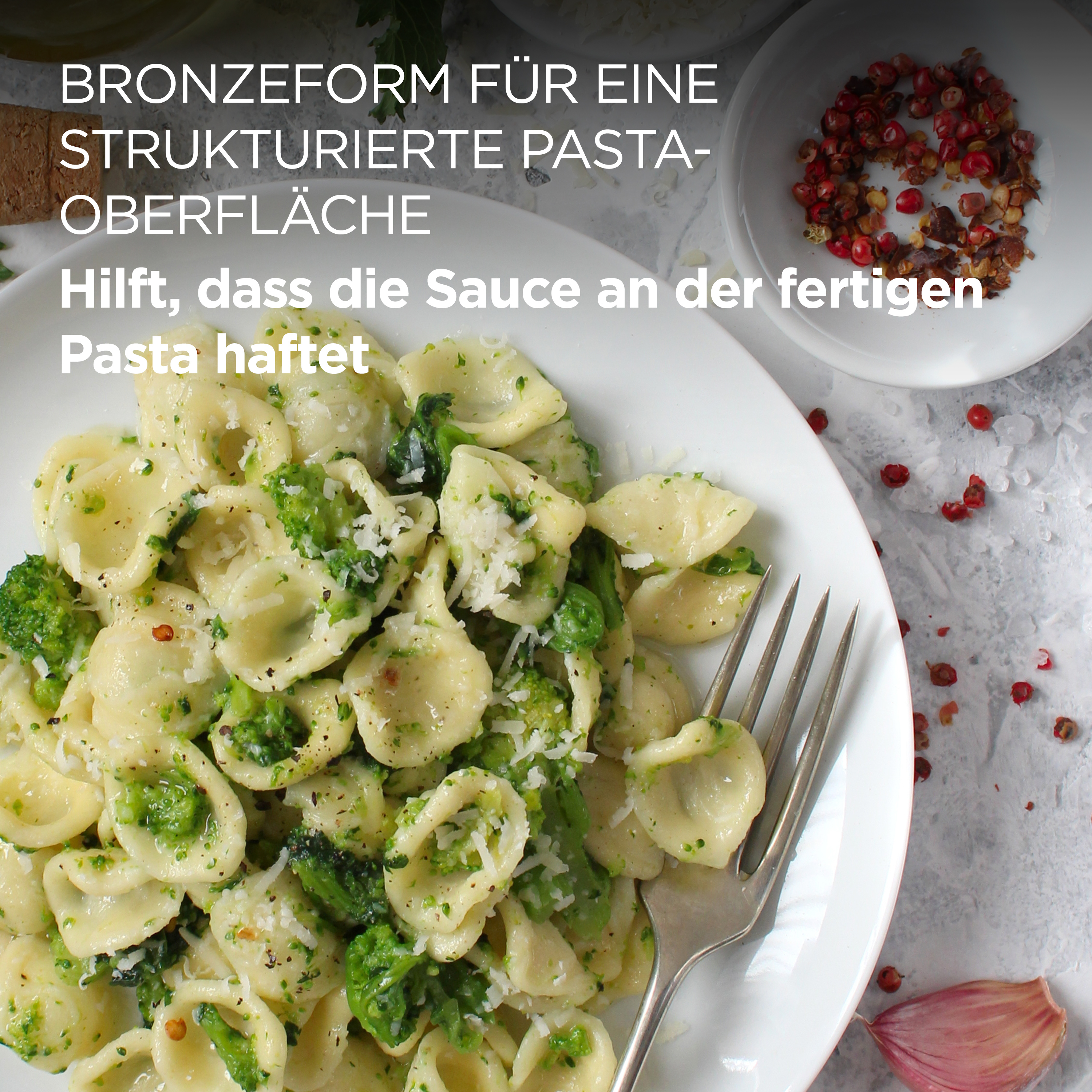 Pastagericht mit Brokkoli. Text sagt: 'Bronzeform für eine strukturierte Pastaoberfläche'.