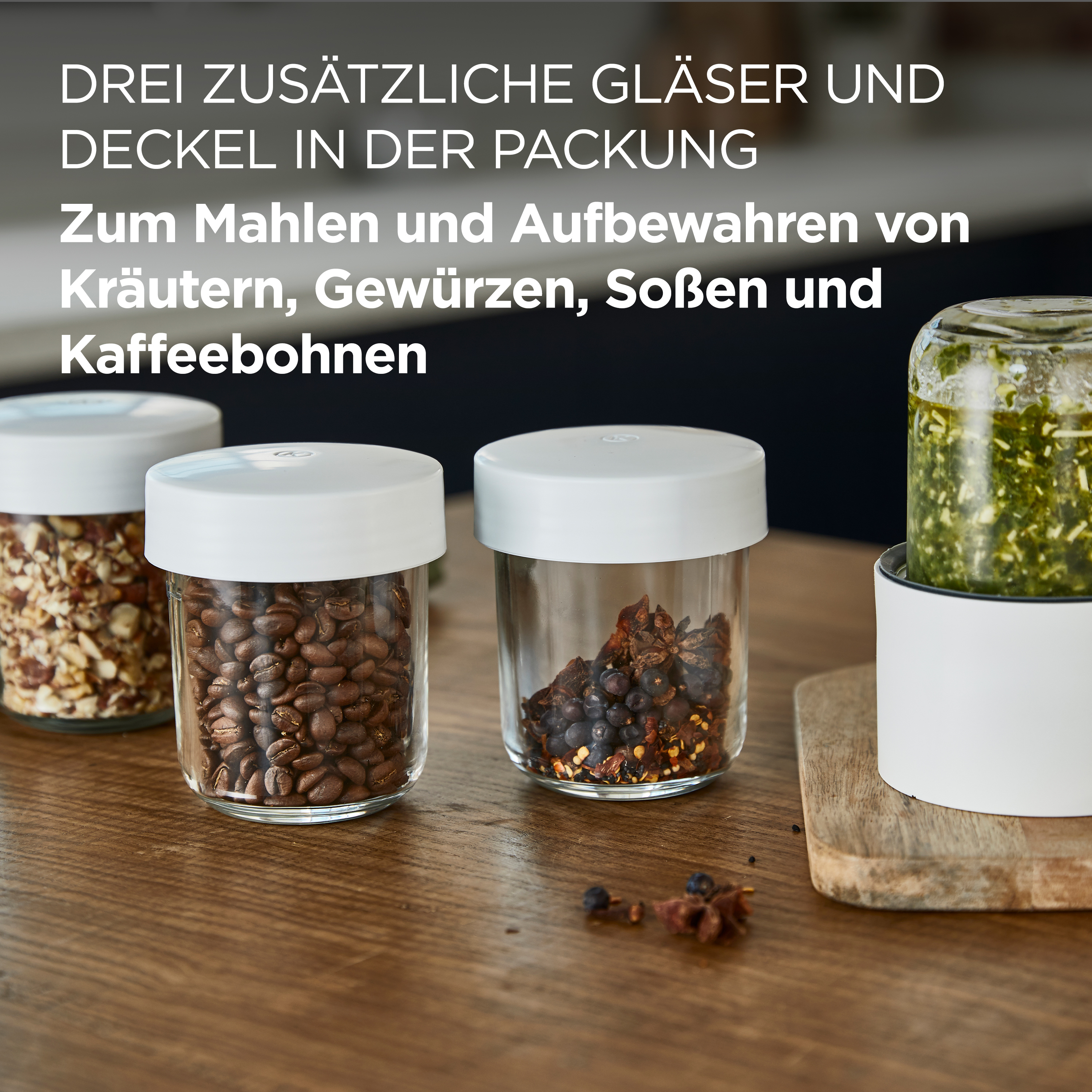 Glasbehälter mit Gewürzen und Kaffeebohnen auf Holzoberfläche. Weiße Deckel.