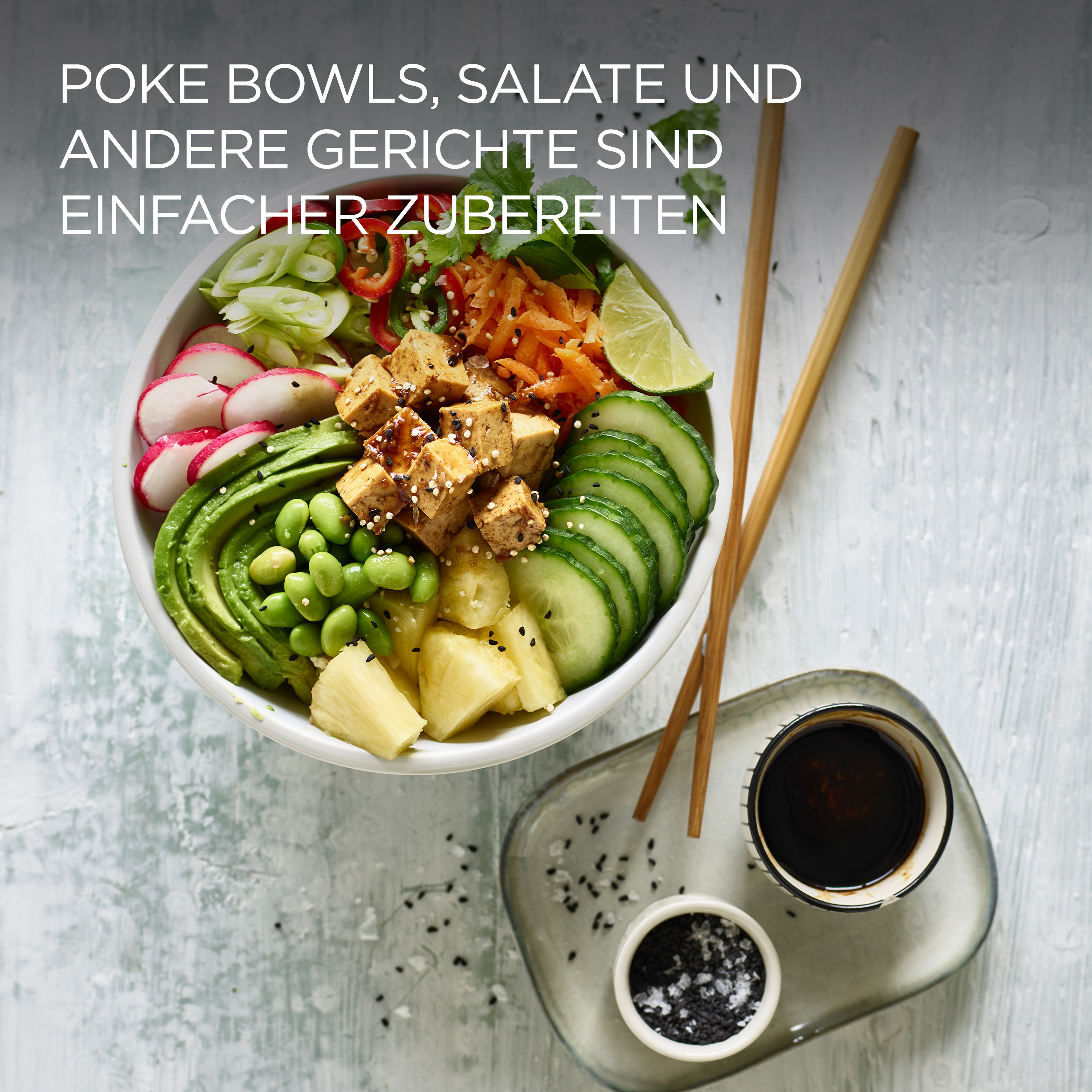 Eine Schüssel Poke Bowl mit Essstäbchen. Die Schüssel enthält Avocado, Tofu und anderes Gemüse.
