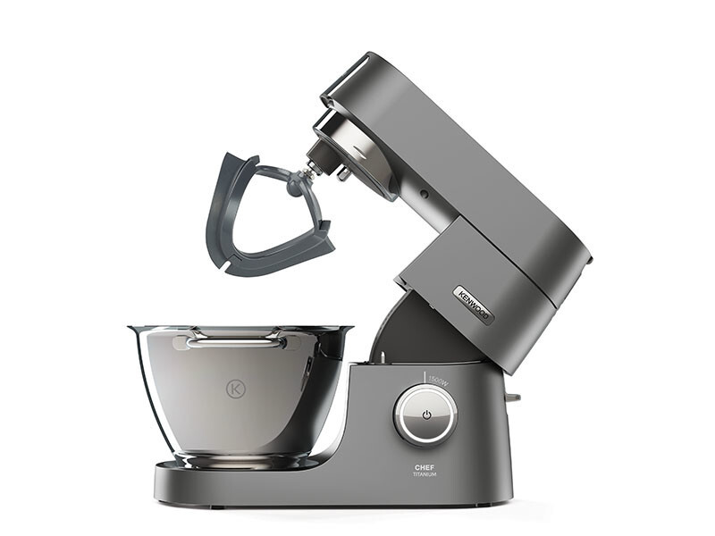 Eine Kenwood Chef Titanium Küchenmaschine auf weißem Hintergrund, schräge Ansicht.