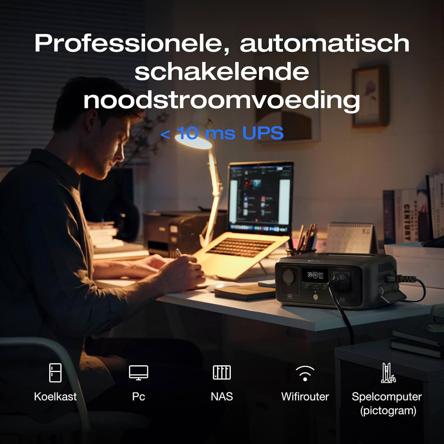 Een man werkt op een laptop. Een powerstation staat op het bureau. Lamp en bureau-accessoires aanwezig.