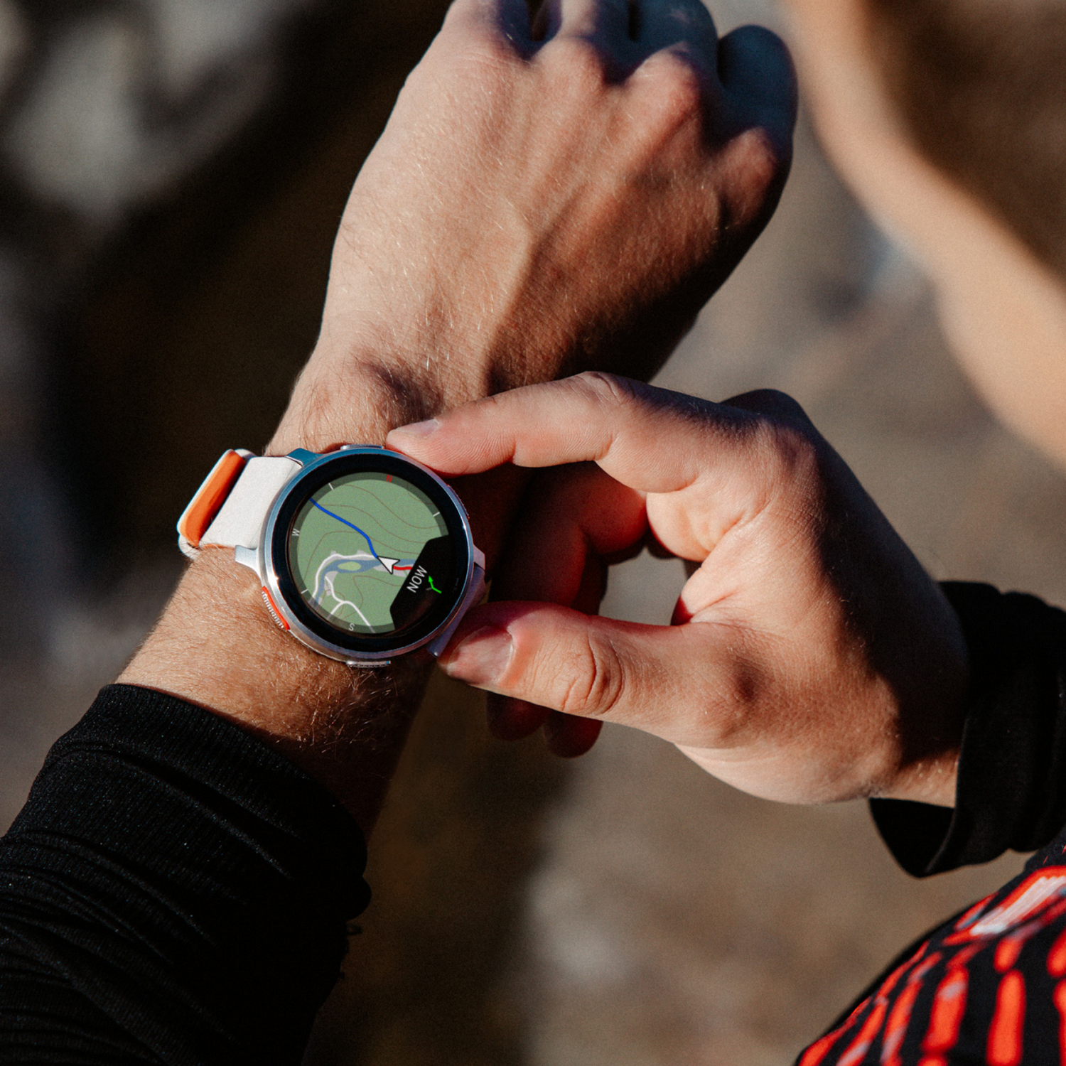 Una persona con un smartwatch en la muñeca, mirando la esfera del reloj.