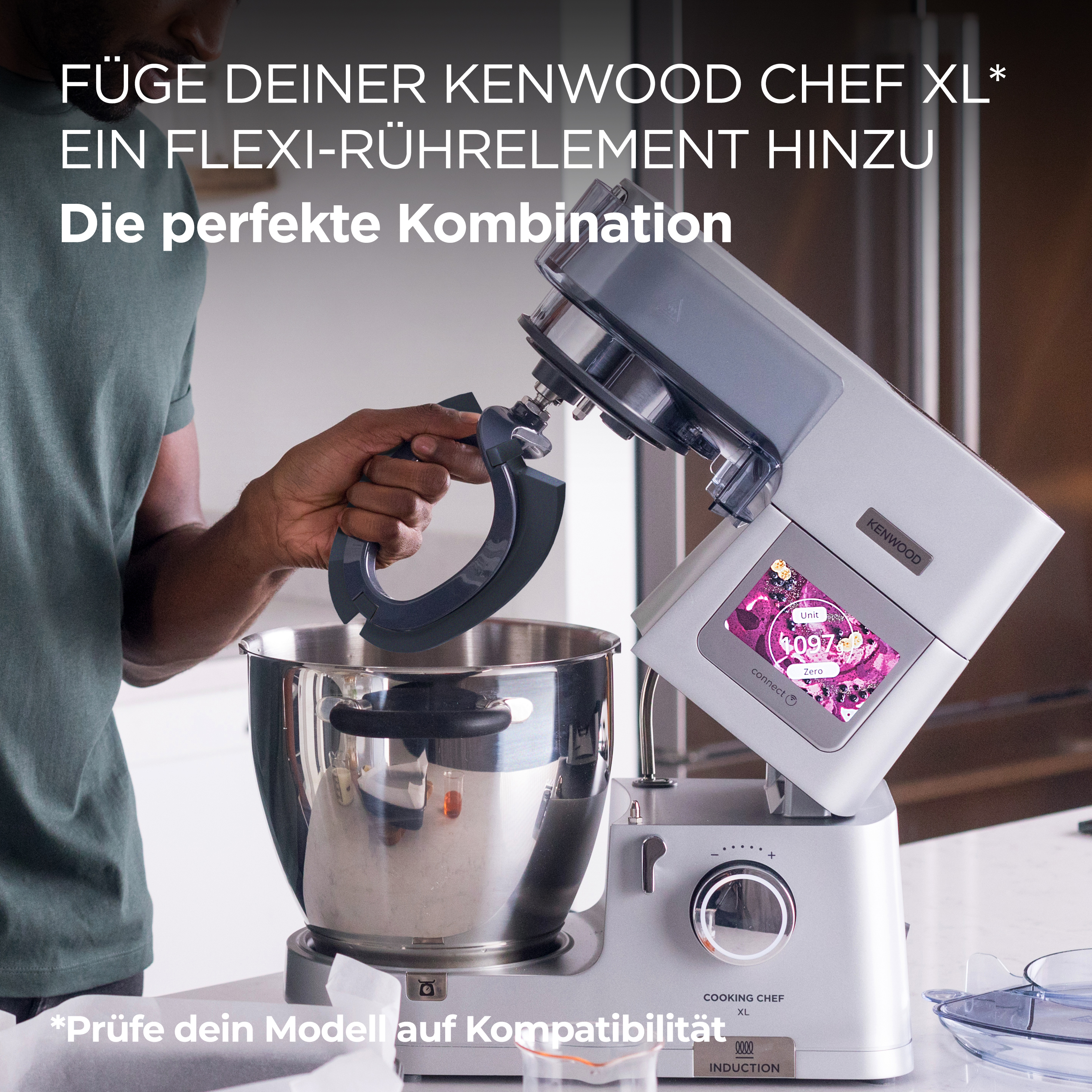 Ein Mann benutzt einen Kenwood Chef XL Mixer mit einem Flexi-Rührelement, das eine perfekte Kombination zeigt.