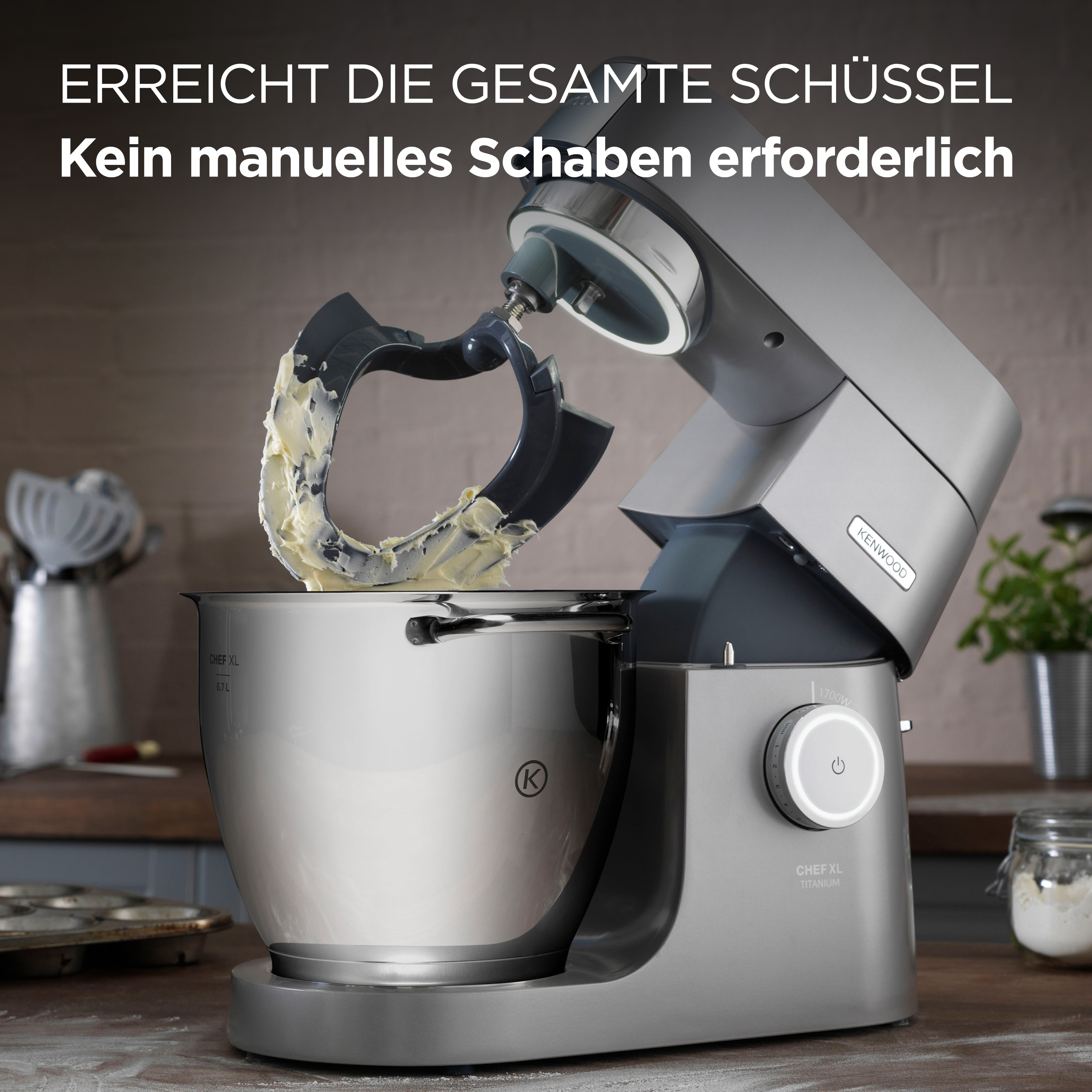 Ein Kenwood Chef XL Mixer wird mit einer Schüssel voller Mischung gezeigt, die vom Mixer abgekratzt wird.